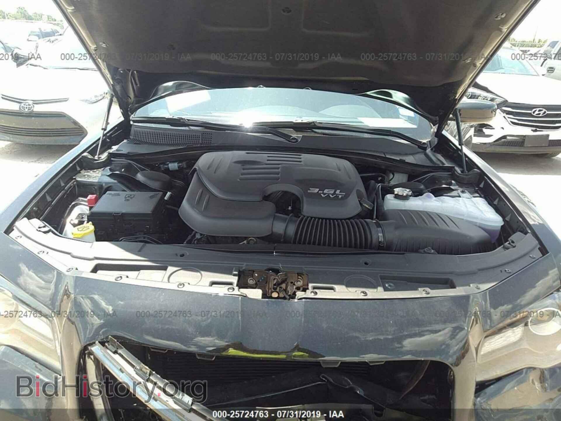 2019 CHRYSLER 300 - VIN: 2C3CCABG0KH682823 - Фото 10