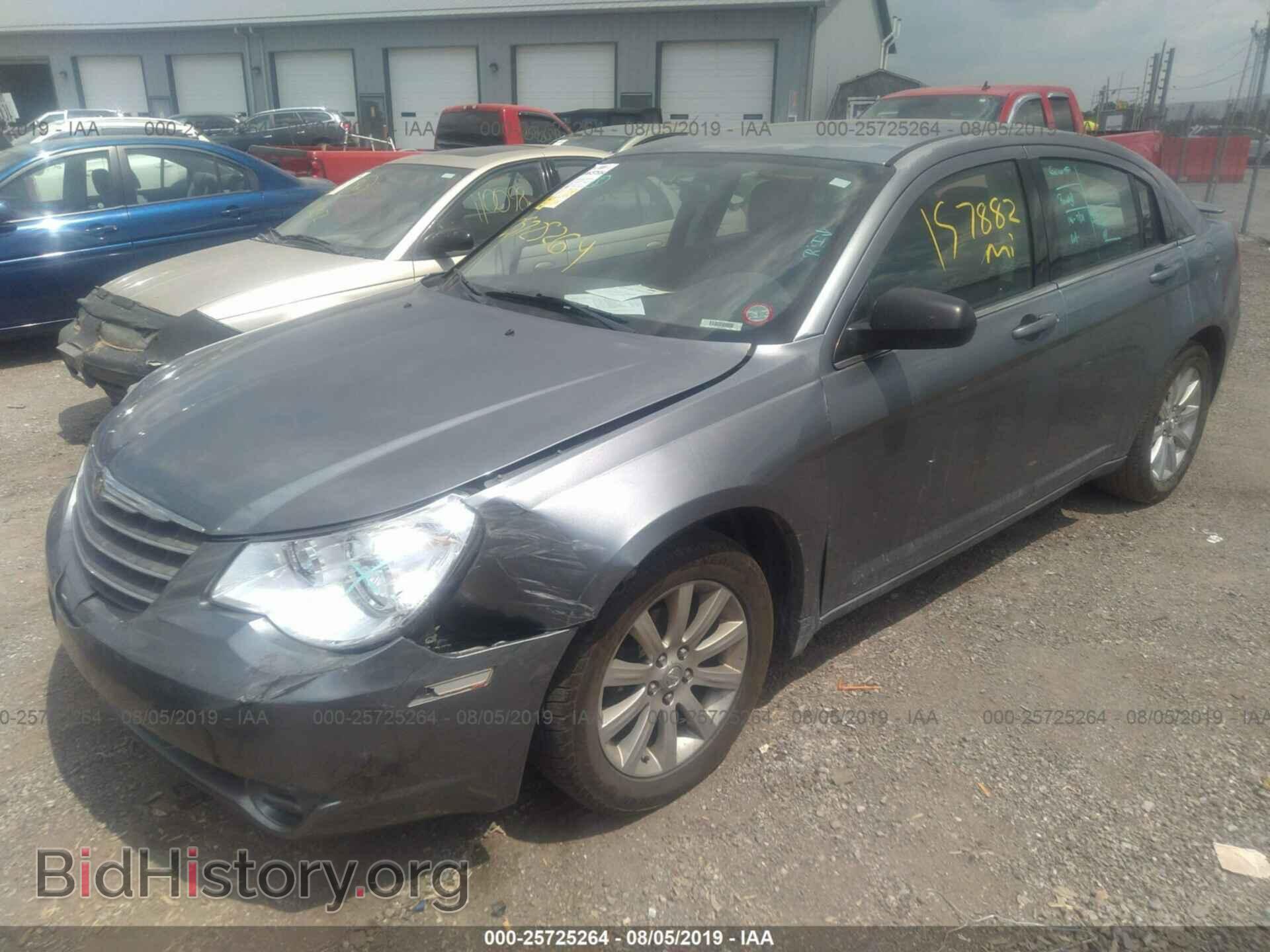 2010 CHRYSLER SEBRING - VIN: 1C3CC5FB9AN111620 - Фото 2