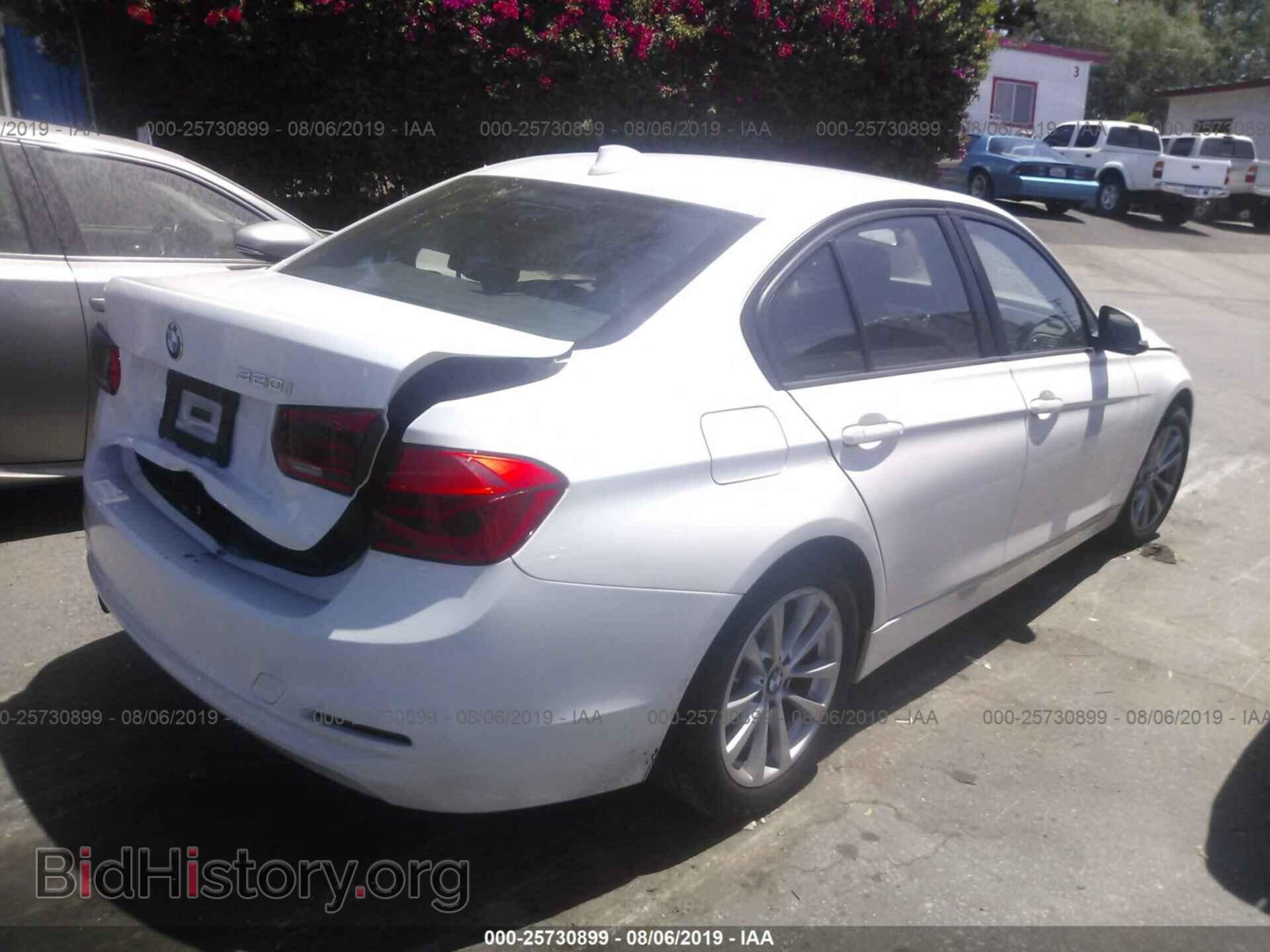 2017 BMW 320 - VIN: WBA8E1G33HNU18641 - Фото 4