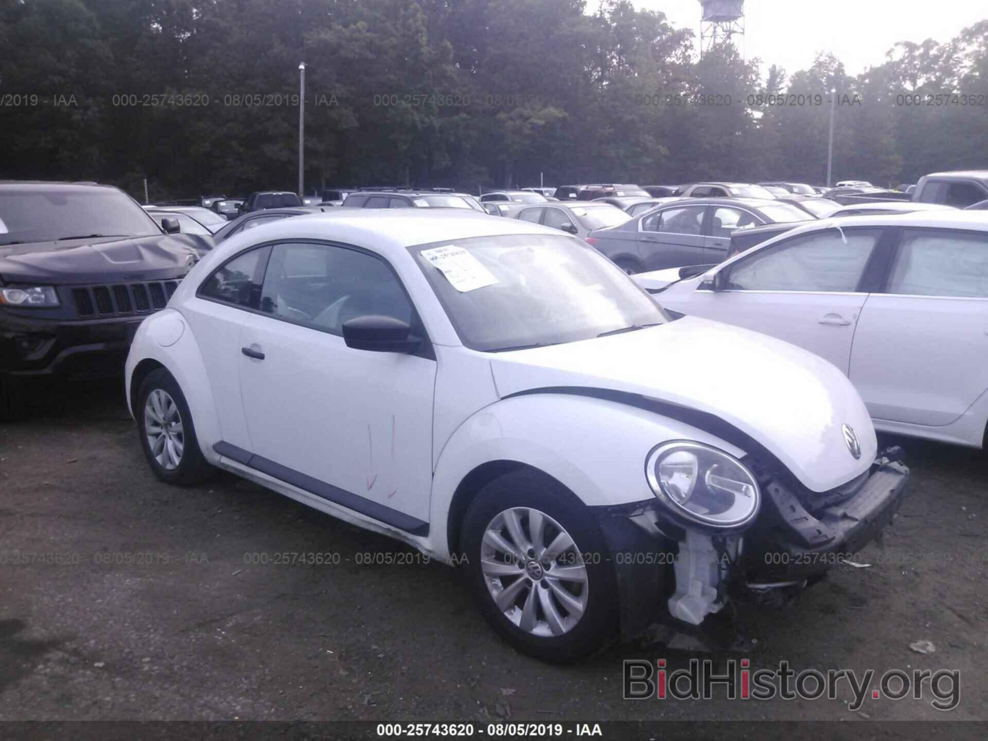 Photo 3VWF17AT4FM633046 - VOLKSWAGEN BEETLE 2015