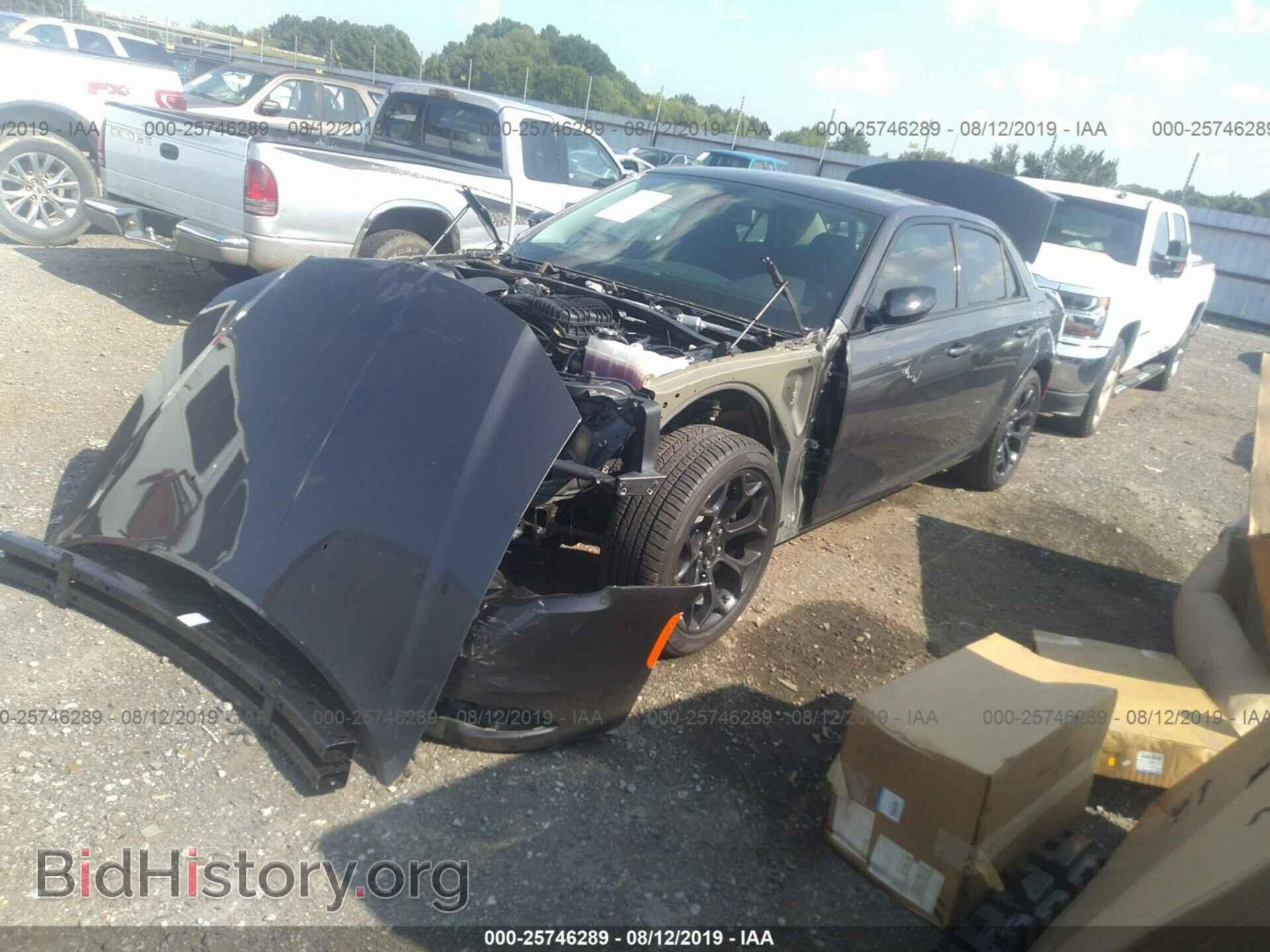 2019 CHRYSLER 300 - VIN: 2C3CCAAG7KH577701 - Фото 2