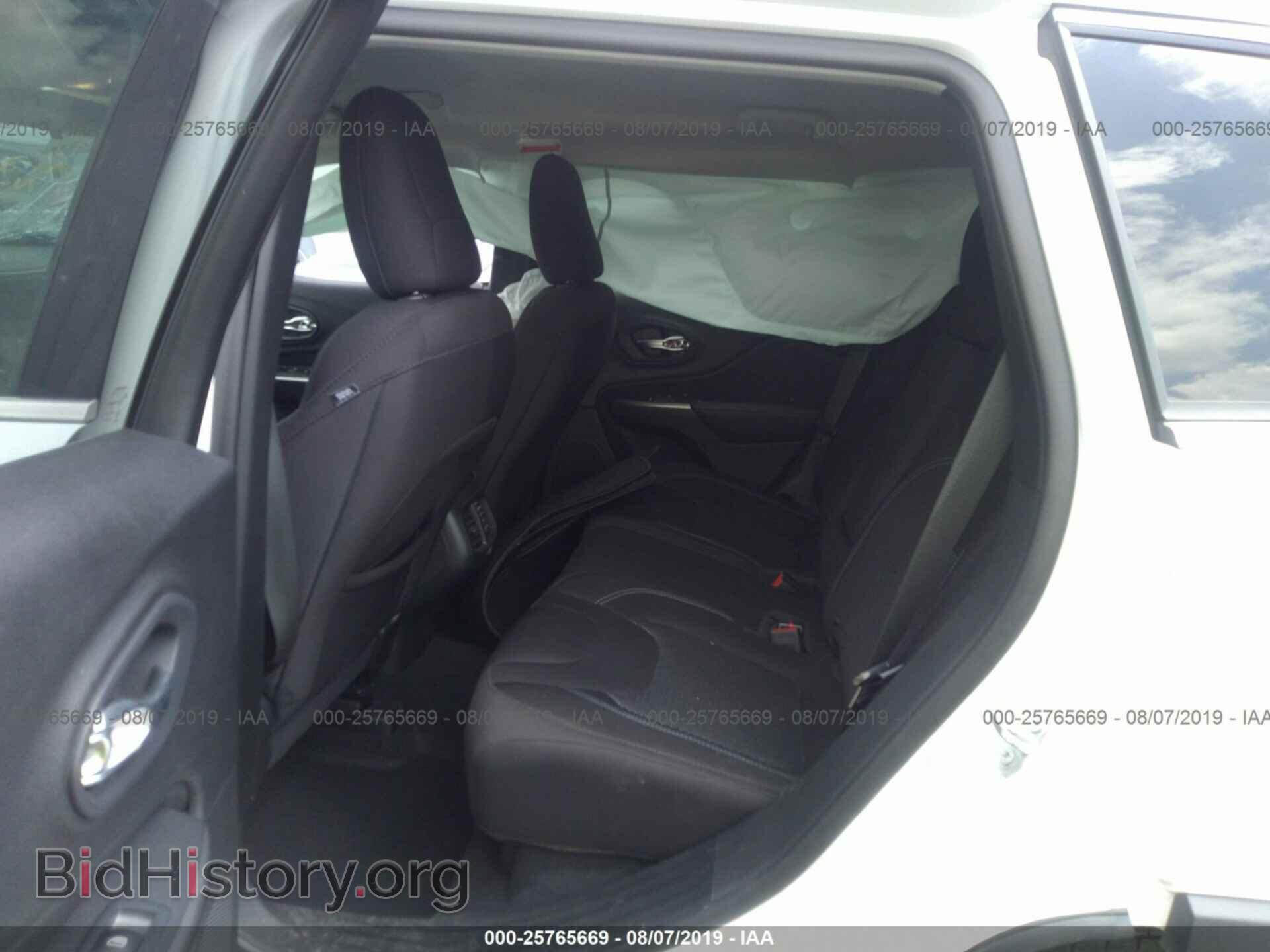 2019 JEEP CHEROKEE - VIN: 1C4PJLCB0KD344689 - Photo 8