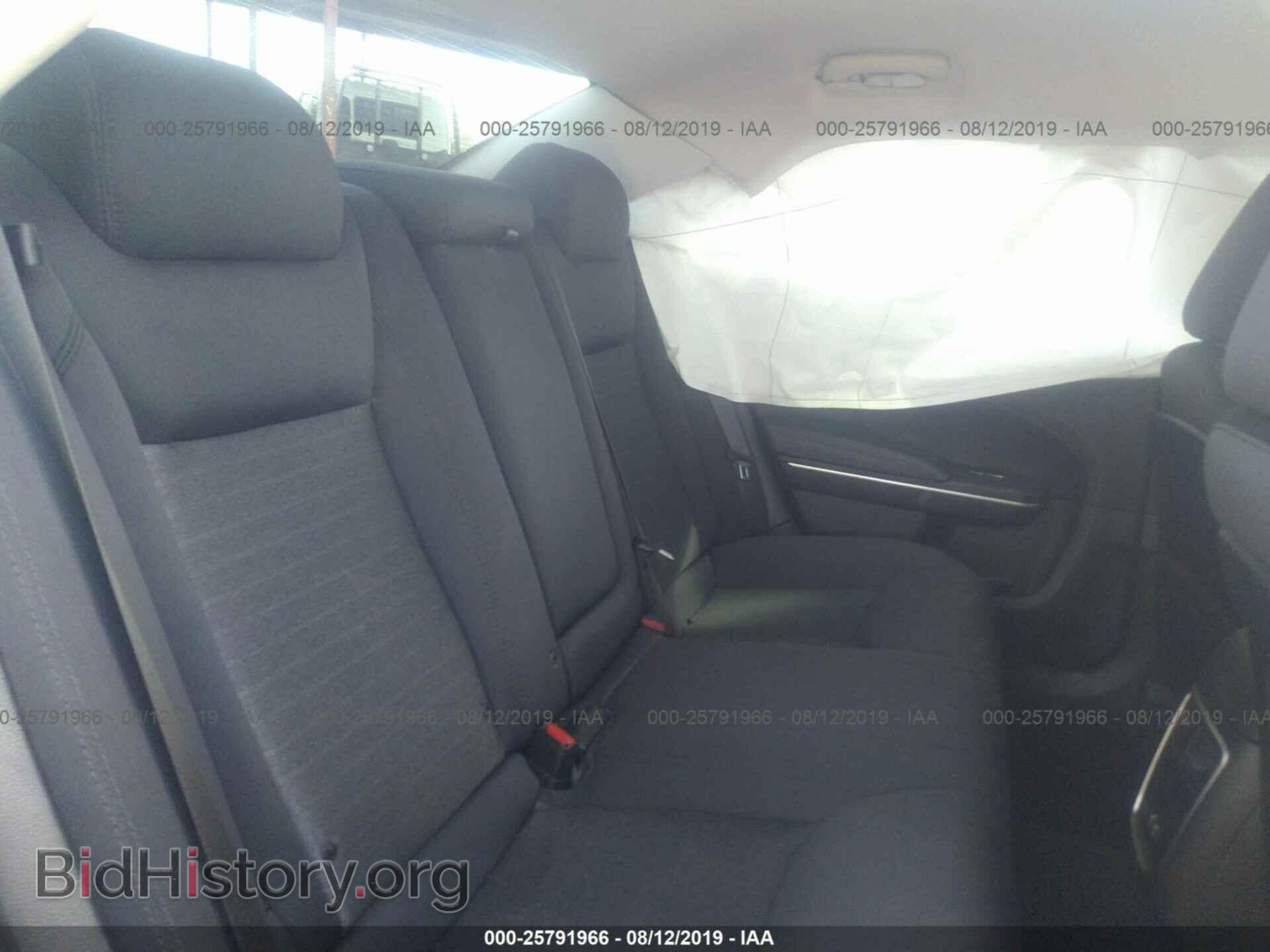 2019 CHRYSLER 300 - VIN: 2C3CCAAG9KH579630 - Фото 8