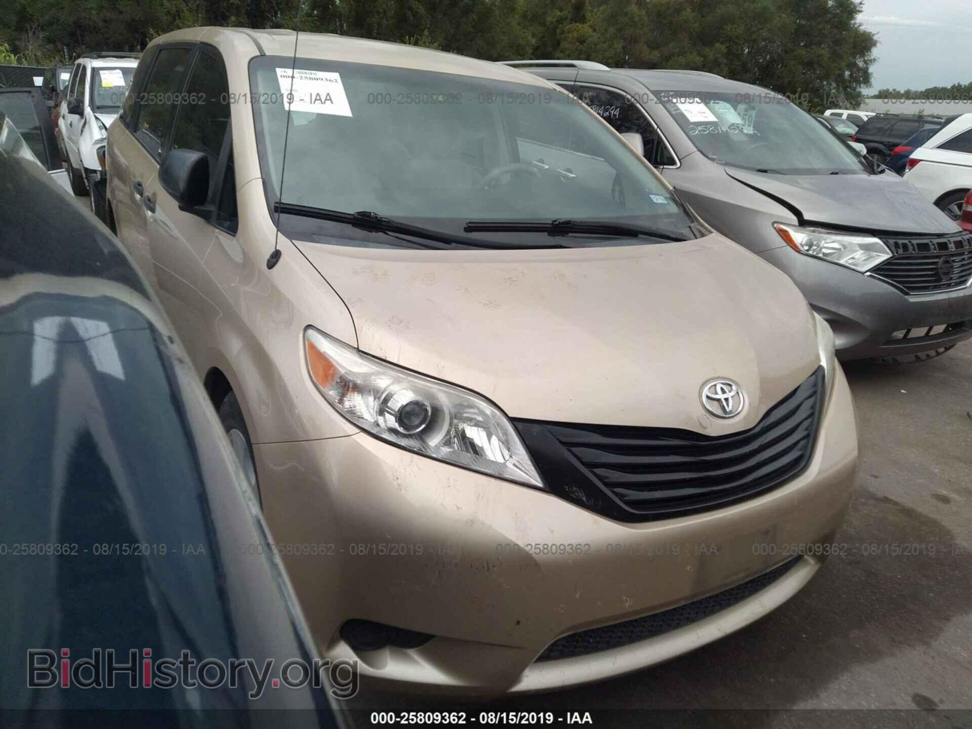Photo 5TDKA3DC6BS008034 - TOYOTA SIENNA 2011