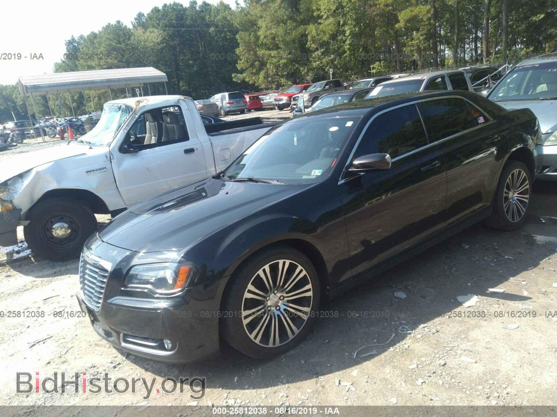 2013 CHRYSLER 300 - VIN: 2C3CCABT1DH740129 - Фото 2