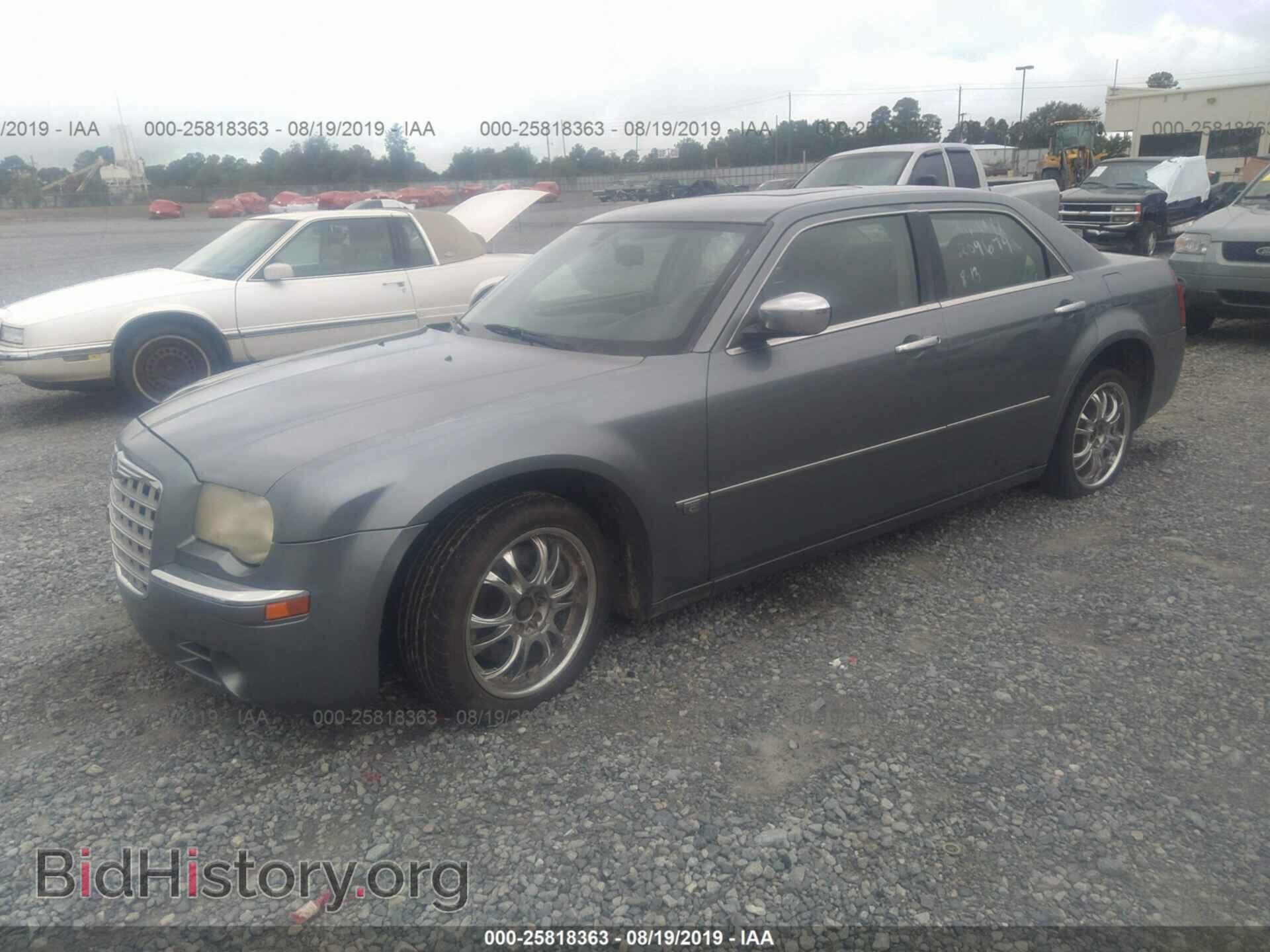 2006 CHRYSLER 300C - VIN: 2C3KA63H66H209679 - Фото 2