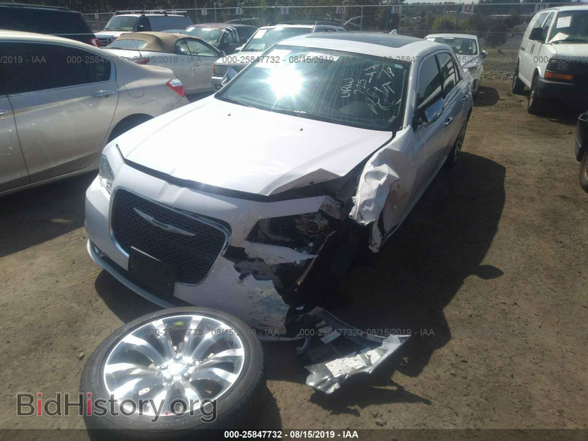 2019 CHRYSLER 300 - VIN: 2C3CCAEG5KH609555 - Фото 2