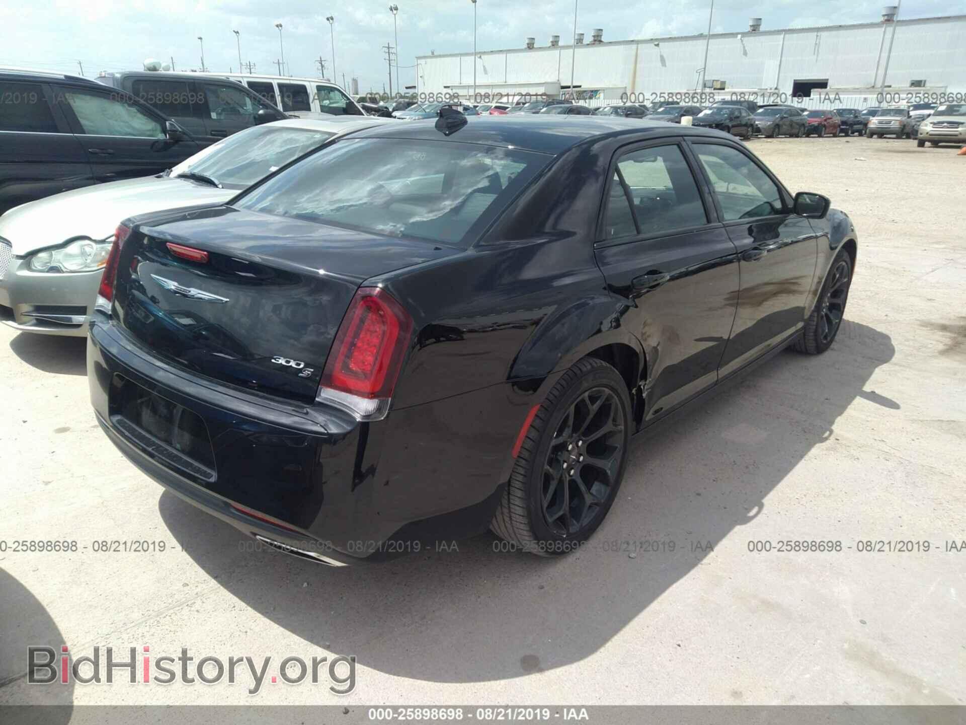 2019 CHRYSLER 300 - VIN: 2C3CCABG0KH689450 - Фото 4