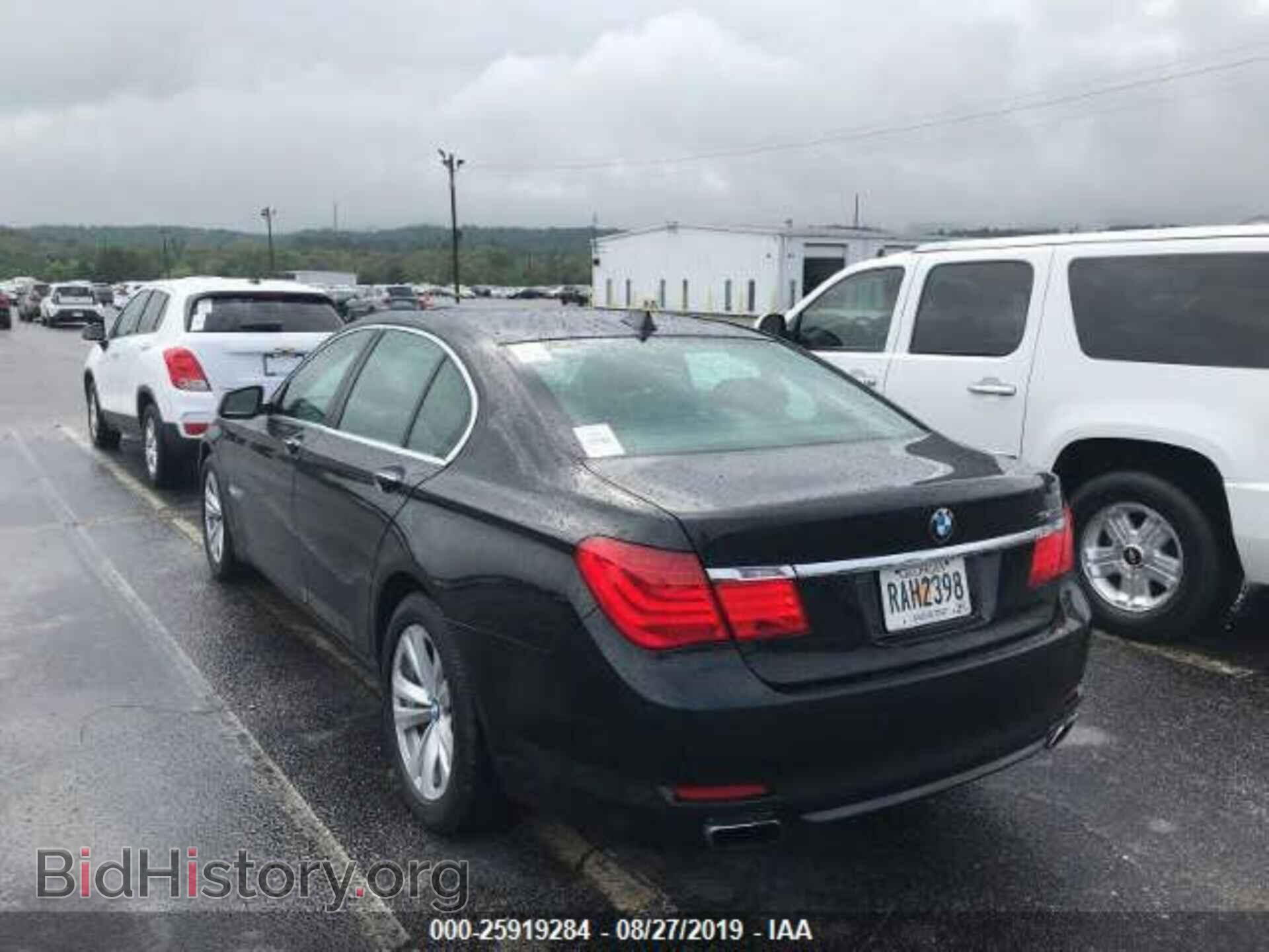 2011 BMW 740 - VIN: WBAKA4C54BC612981 - Фото 2