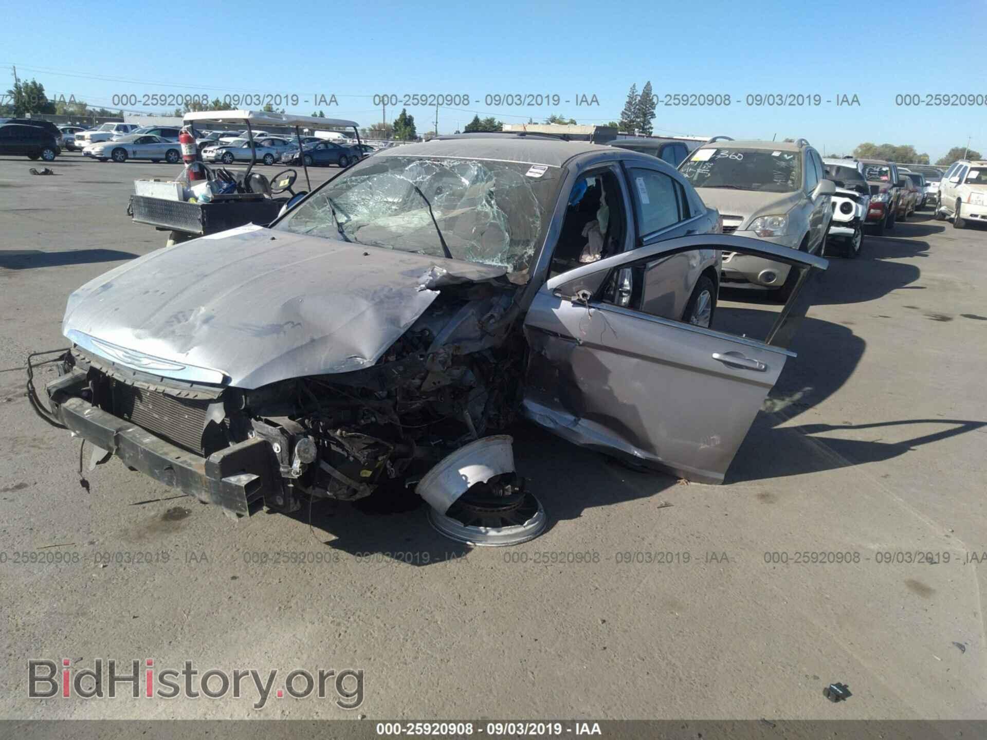 2013 CHRYSLER 200 - VIN: 1C3CCBAB7DN669945 - Фото 2
