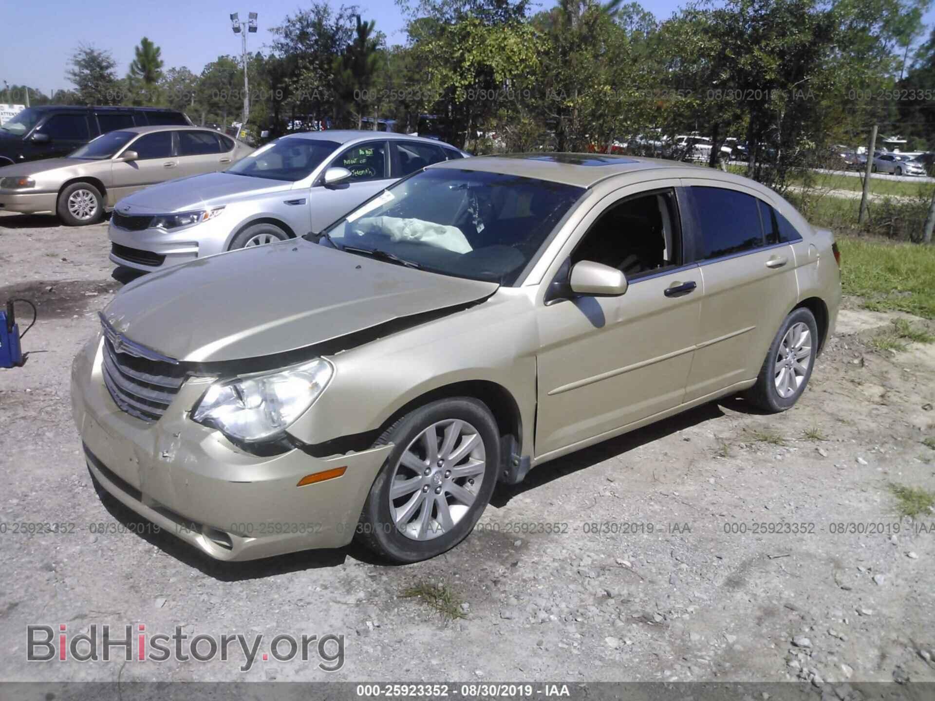 2010 CHRYSLER SEBRING - VIN: 1C3CC5FD2AN192140 - Фото 2