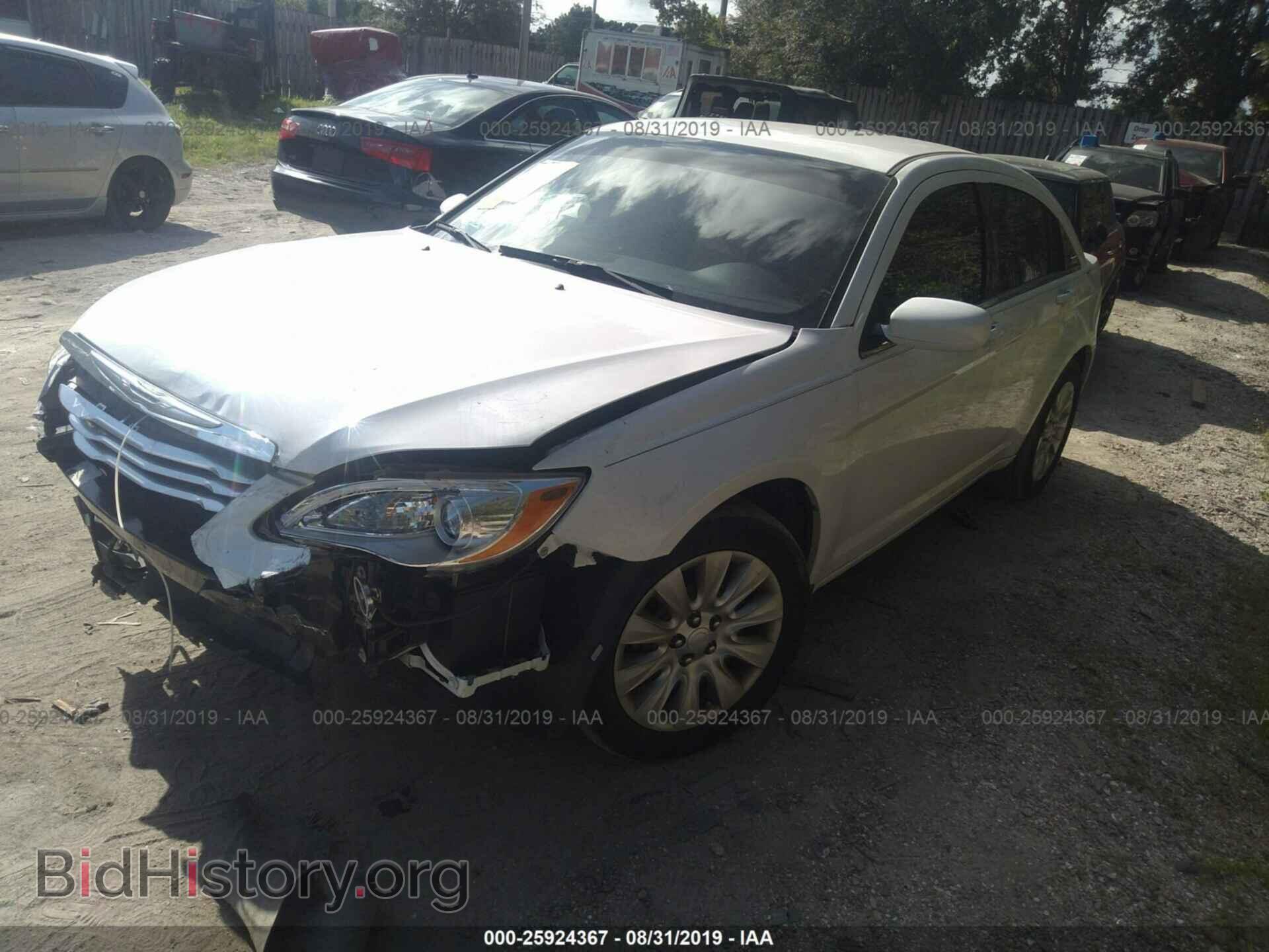 2013 CHRYSLER 200 - VIN: 1C3CCBAB3DN622685 - Фото 2