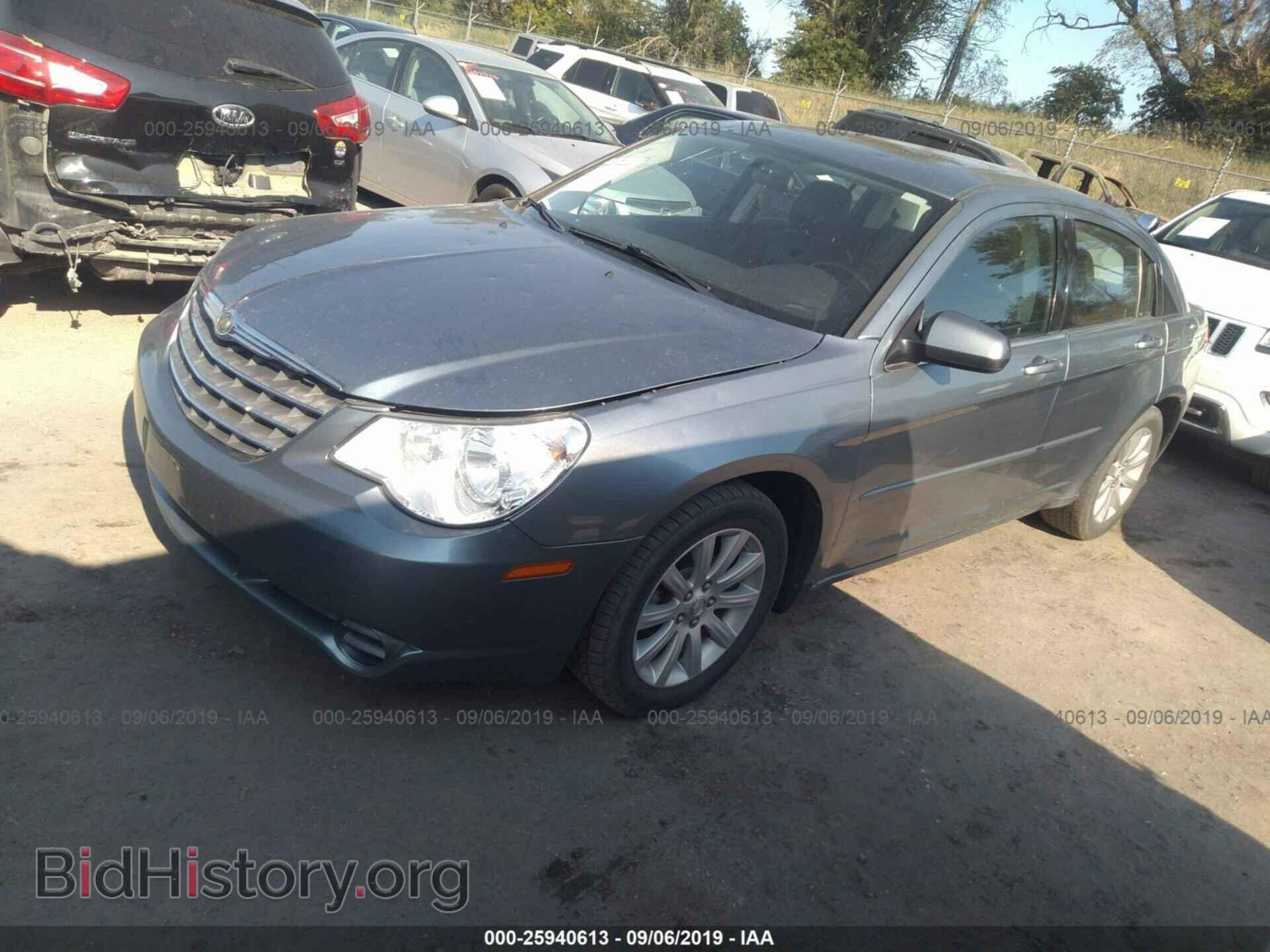 2010 CHRYSLER SEBRING - VIN: 1C3CC5FD3AN133601 - Фото 2