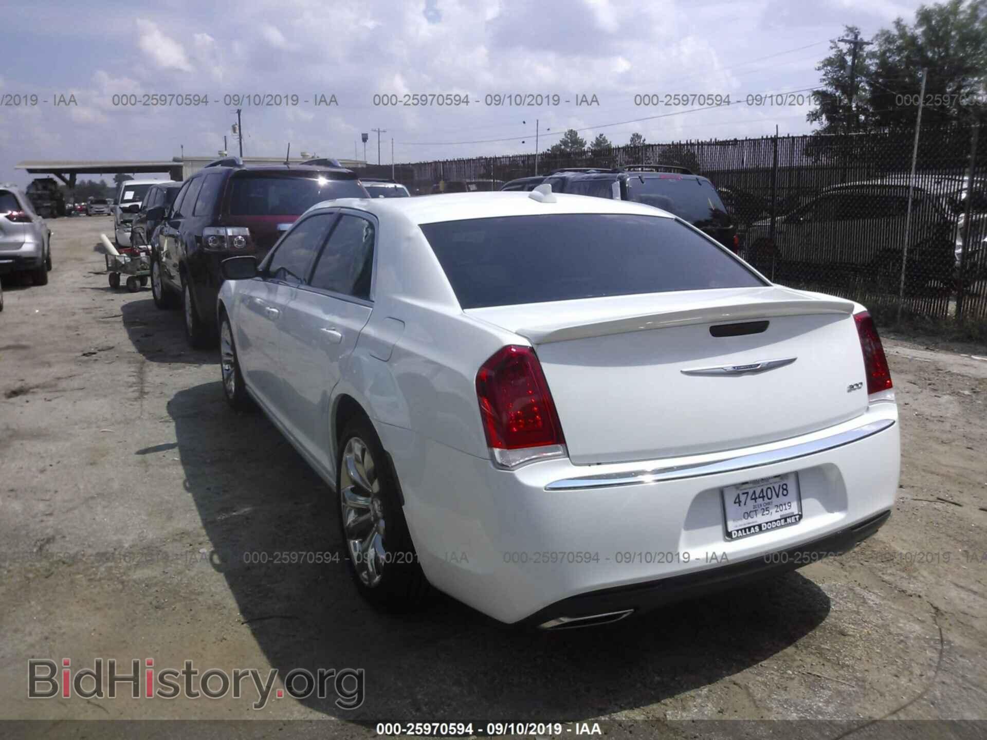 2019 CHRYSLER 300 - VIN: 2C3CCAAG8KH590702 - Фото 3