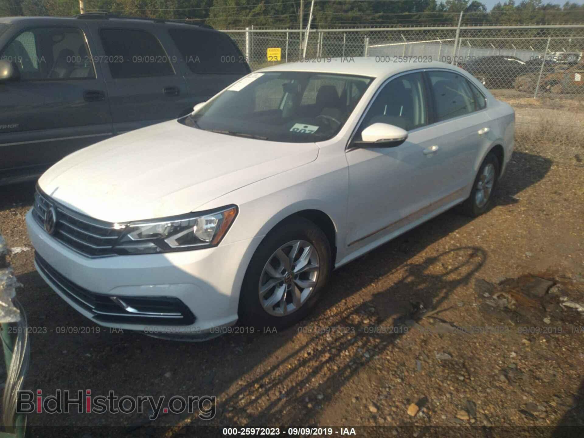 2017 VOLKSWAGEN PASSAT - VIN: 1VWAT7A36HC060143 - Фото 2
