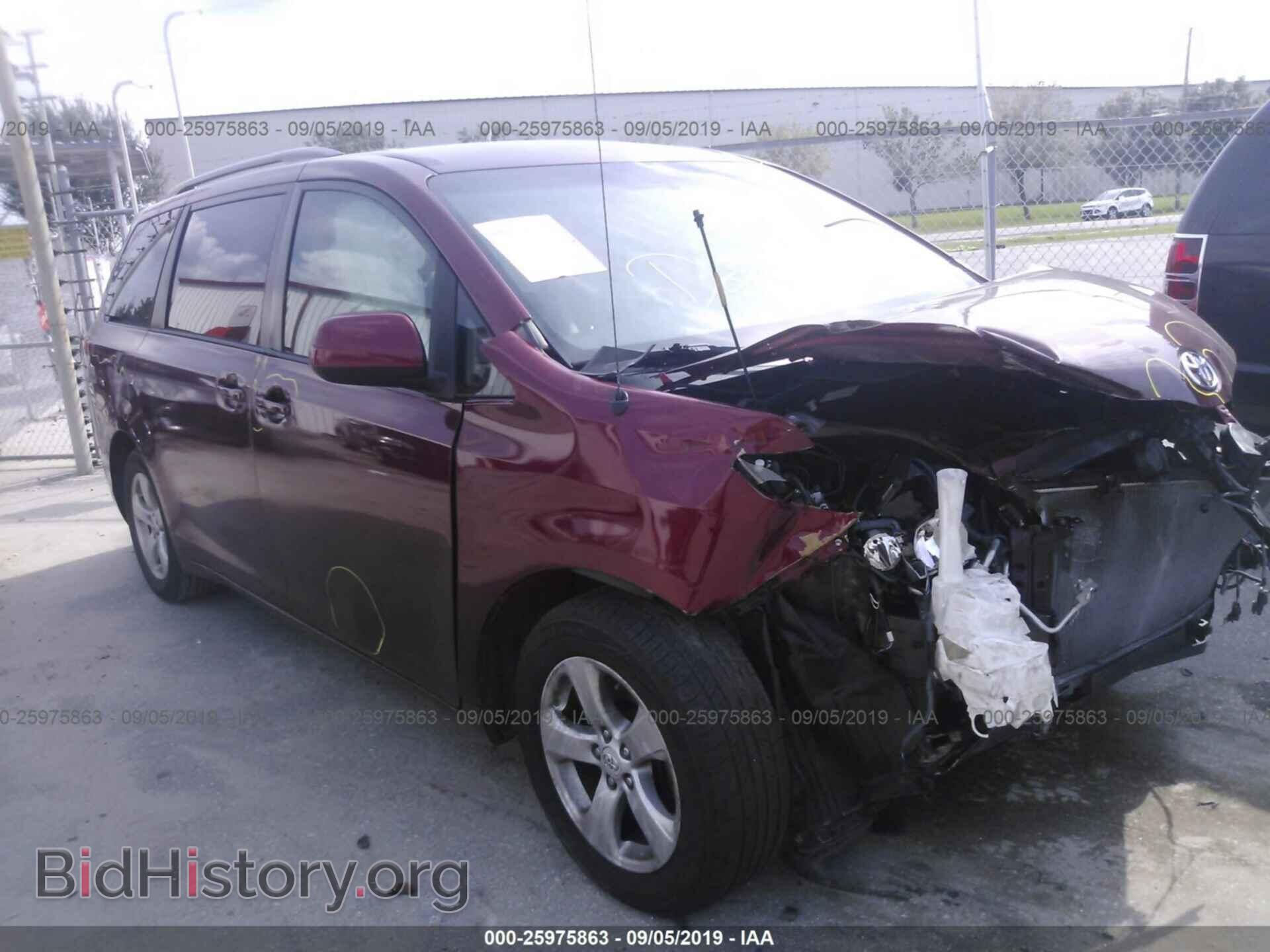 Photo 5TDKK3DC4BS073669 - TOYOTA SIENNA 2011