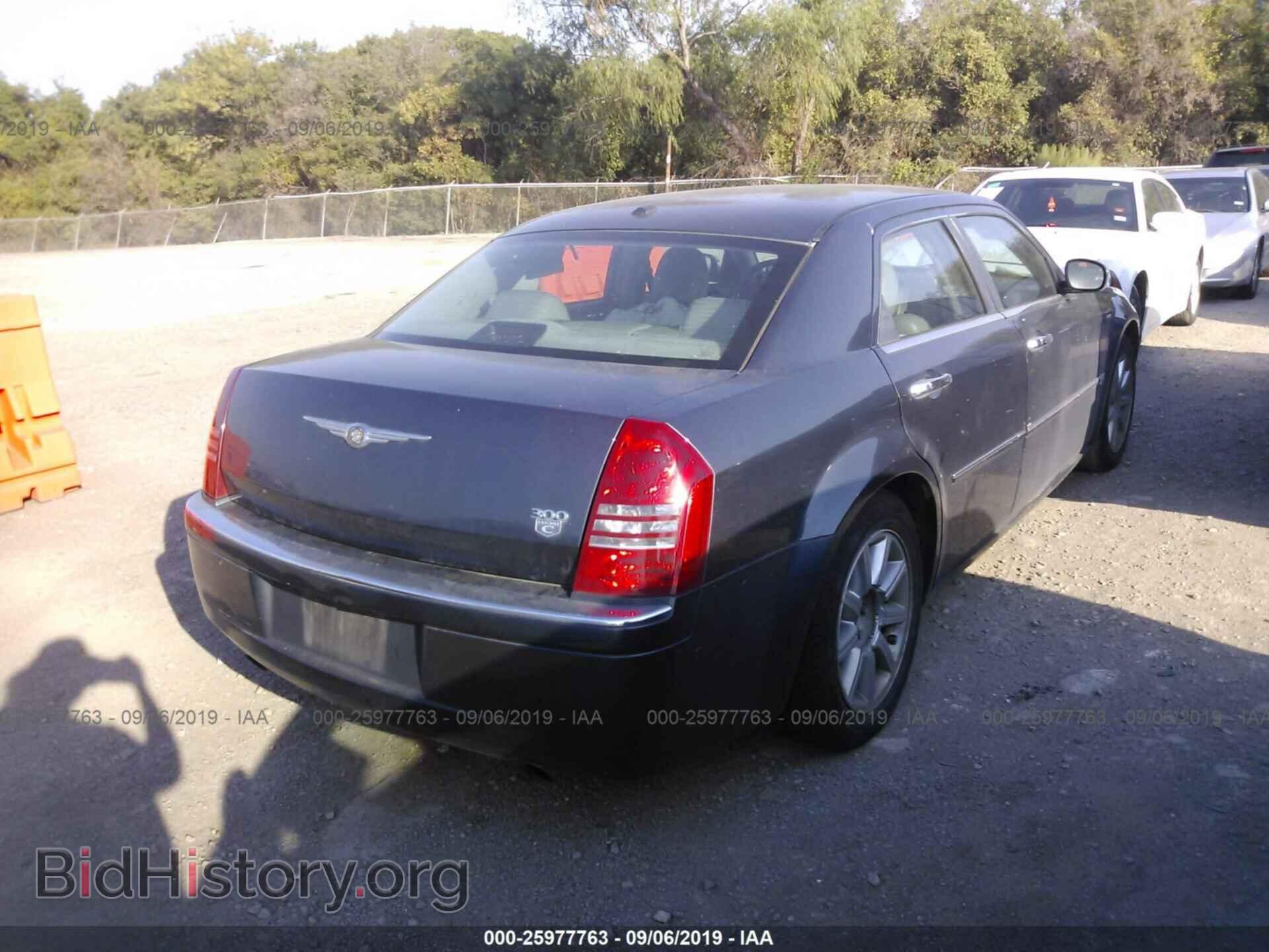 2007 CHRYSLER 300C - VIN: 2C3KA63HX7H667212 - Фото 4