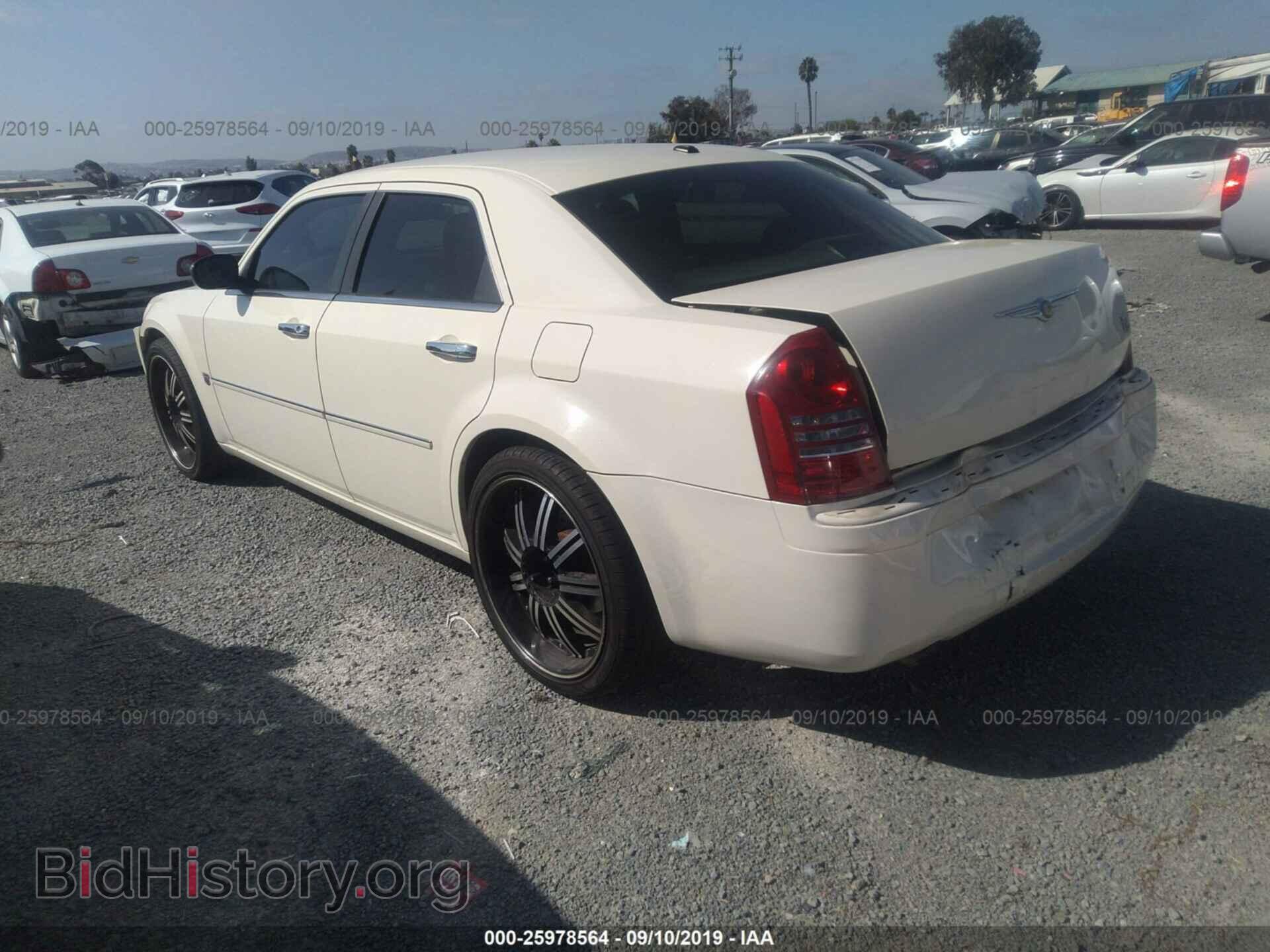 2007 CHRYSLER 300C - VIN: 2C3KA63H37H875092 - Фото 3