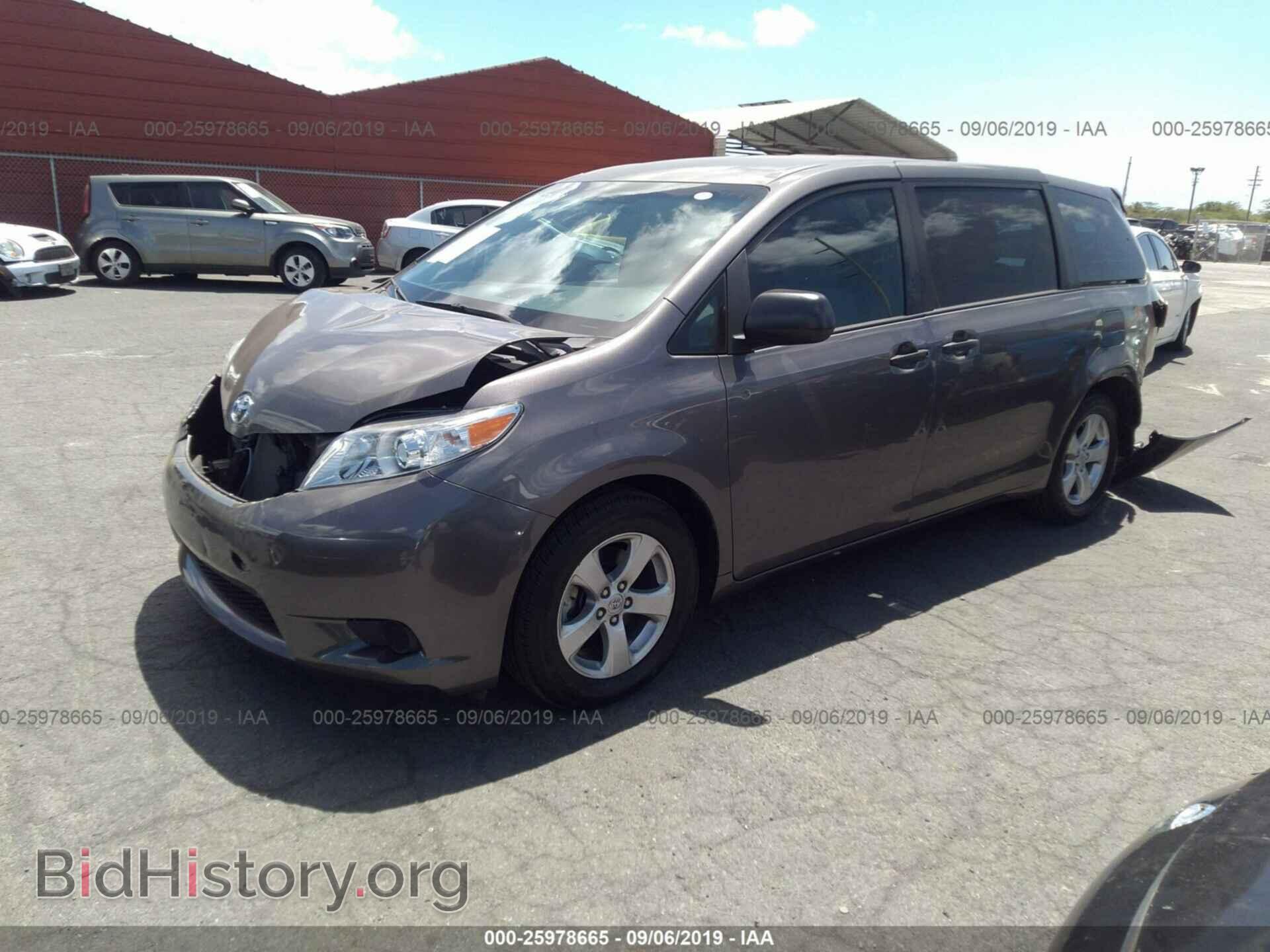 2017 TOYOTA SIENNA - VIN: 5TDZZ3DC9HS803899 - Фото 2