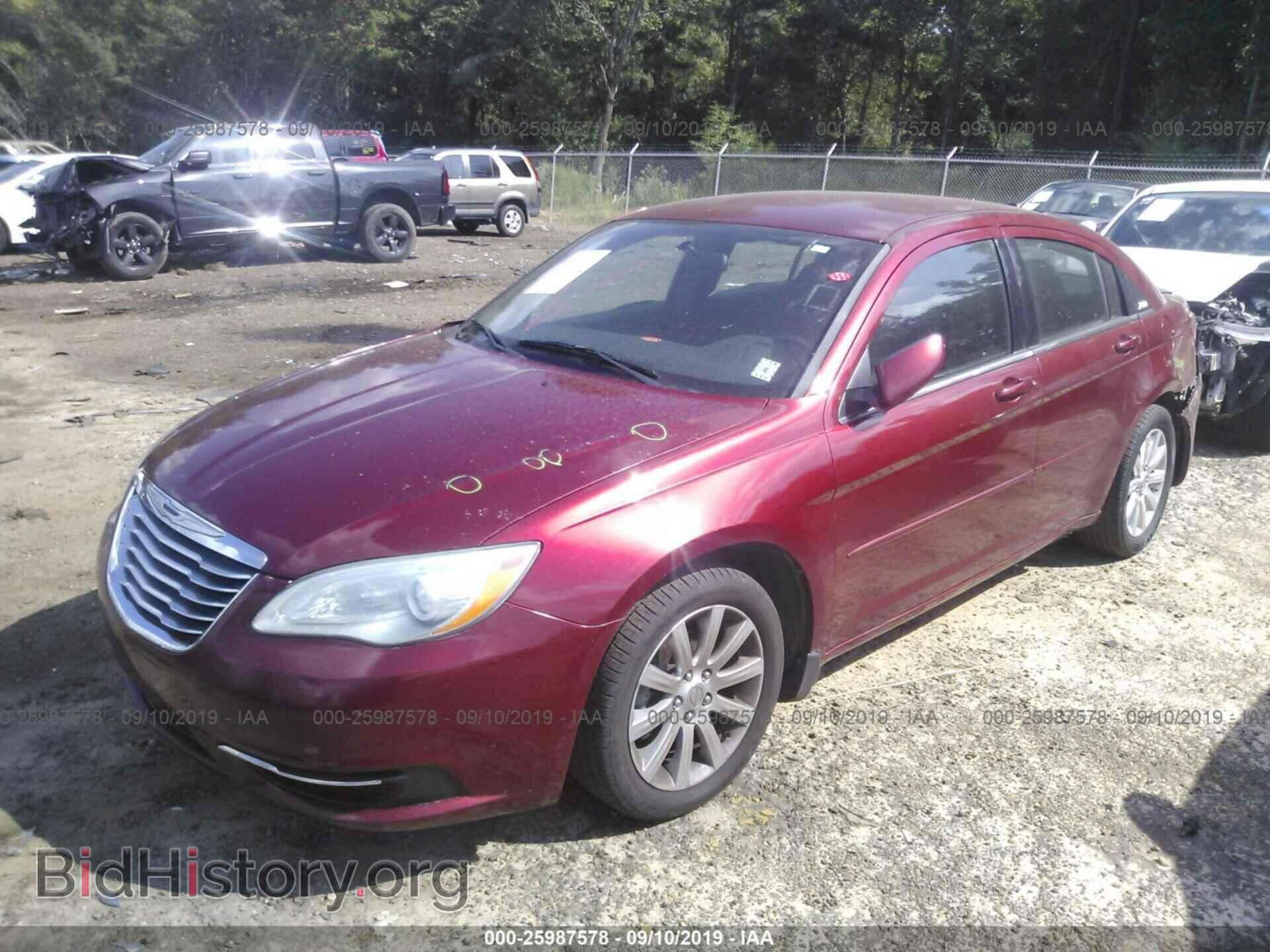 2013 CHRYSLER 200 - VIN: 1C3CCBBB8DN557993 - Фото 2