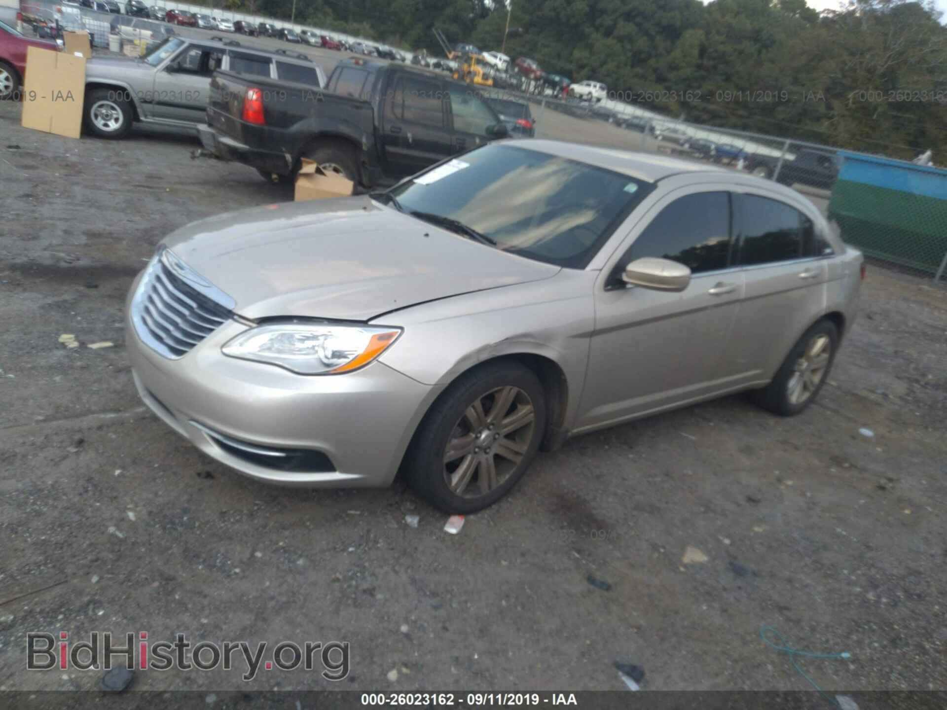 2013 CHRYSLER 200 - VIN: 1C3CCBAB1DN670329 - Photo 2