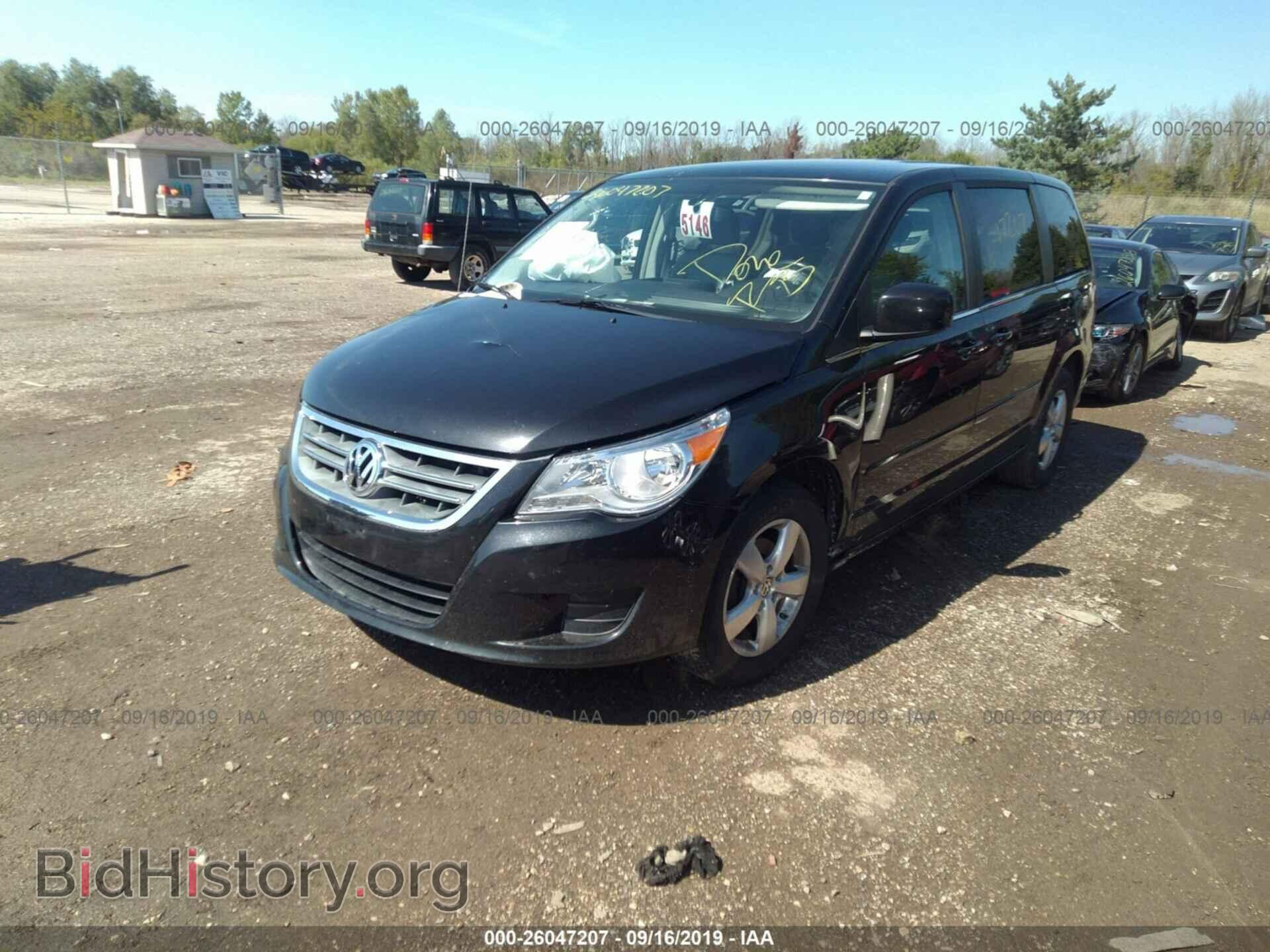 2010 VOLKSWAGEN ROUTAN - VIN: 2V4RW3D13AR242515 - Фото 2