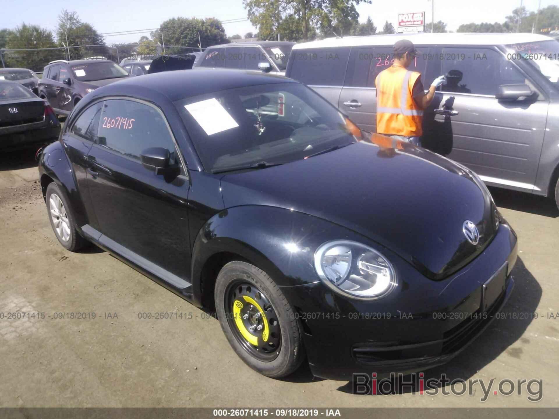 Photo 3VWFP7AT8DM692564 - VOLKSWAGEN BEETLE 2013