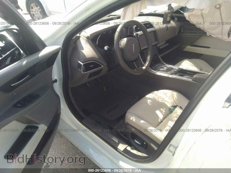 2019 Jaguar XE (VIN SAJAR4FX7KCP48110) — photo 5 of 10