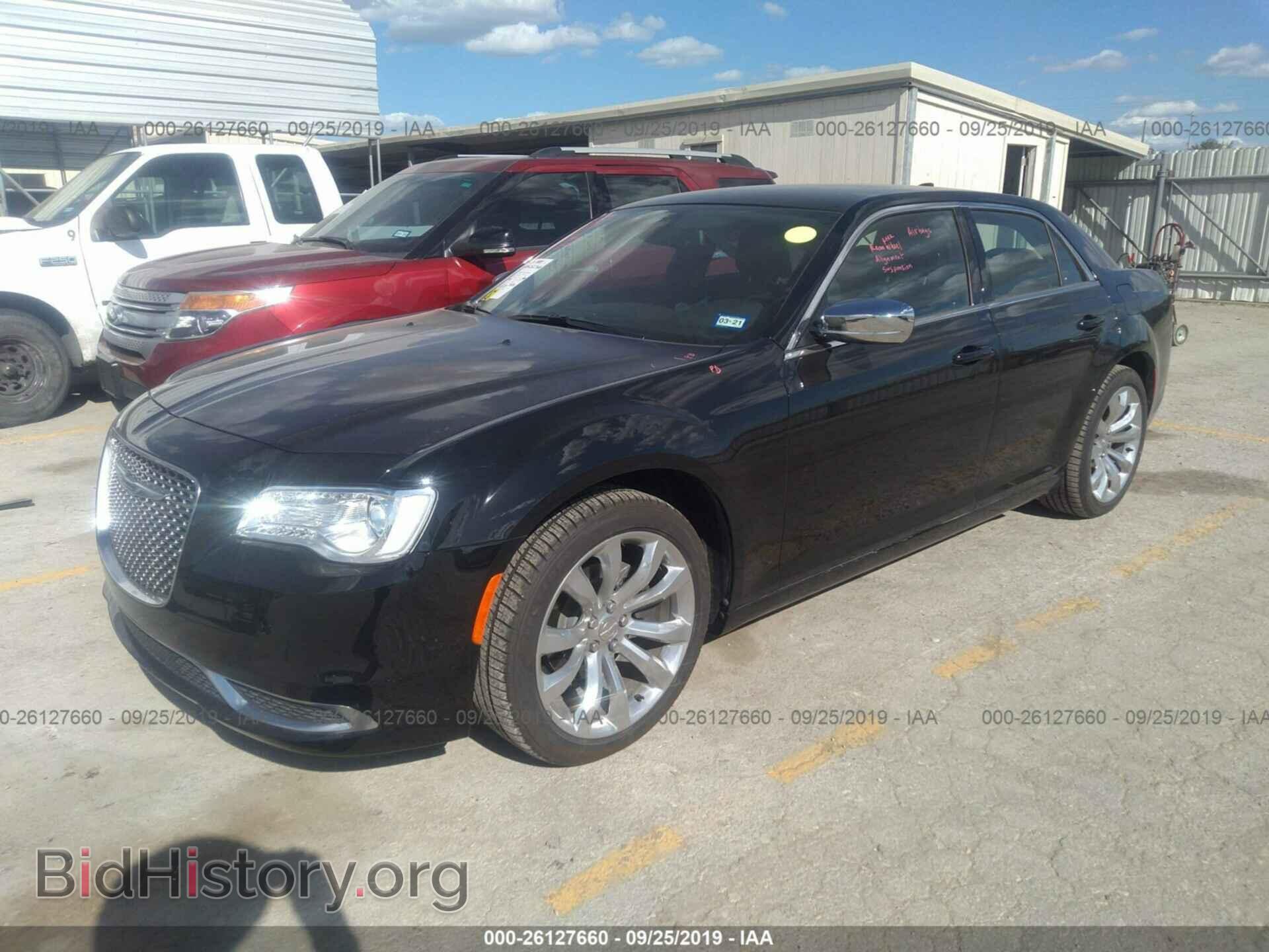 2019 CHRYSLER 300 - VIN: 2C3CCAAG1KH615858 - Фото 2