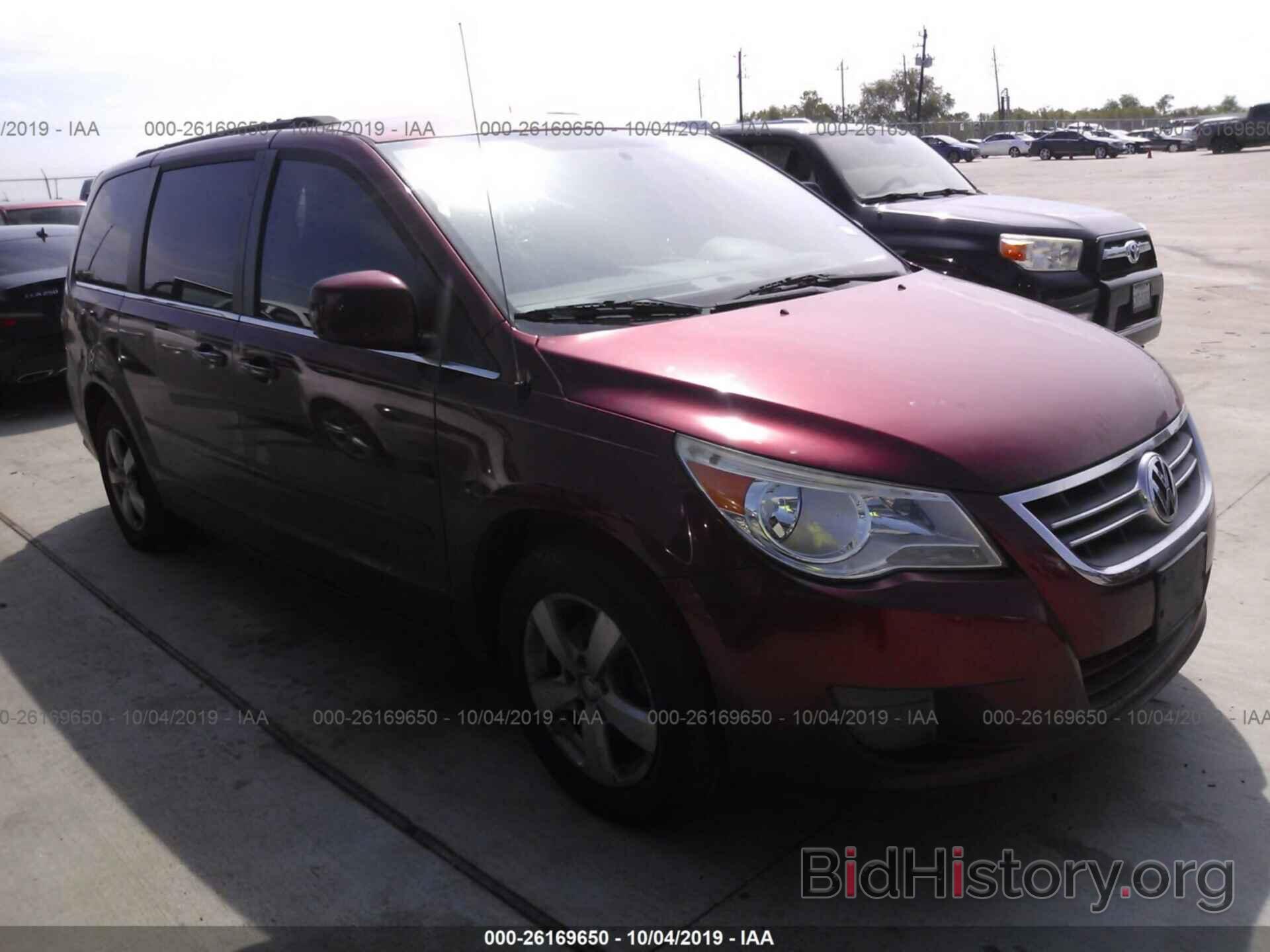 Photo 2V4RW3DG7BR695669 - Volkswagen Routan 2011