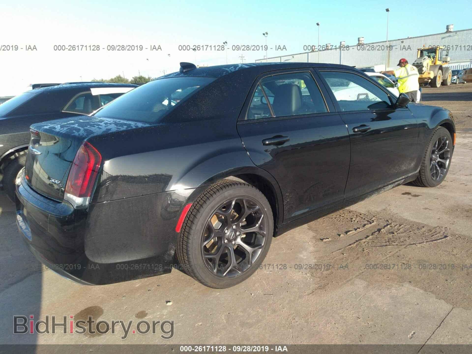 2019 CHRYSLER 300 - VIN: 2C3CCABG4KH689306 - Фото 4