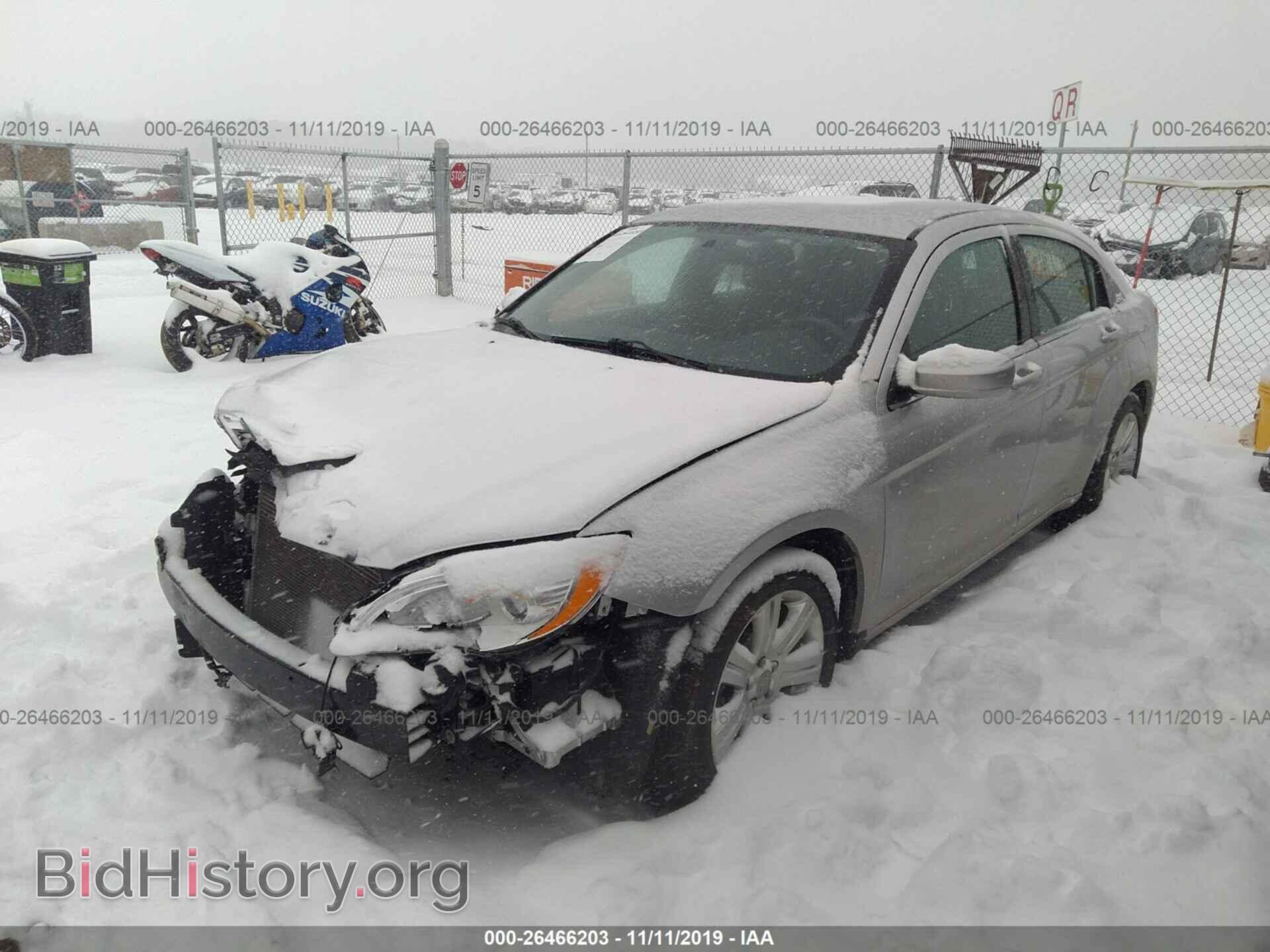 2011 Chrysler 200 - VIN: 1C3BC1FB6BN612082 - Photo 2