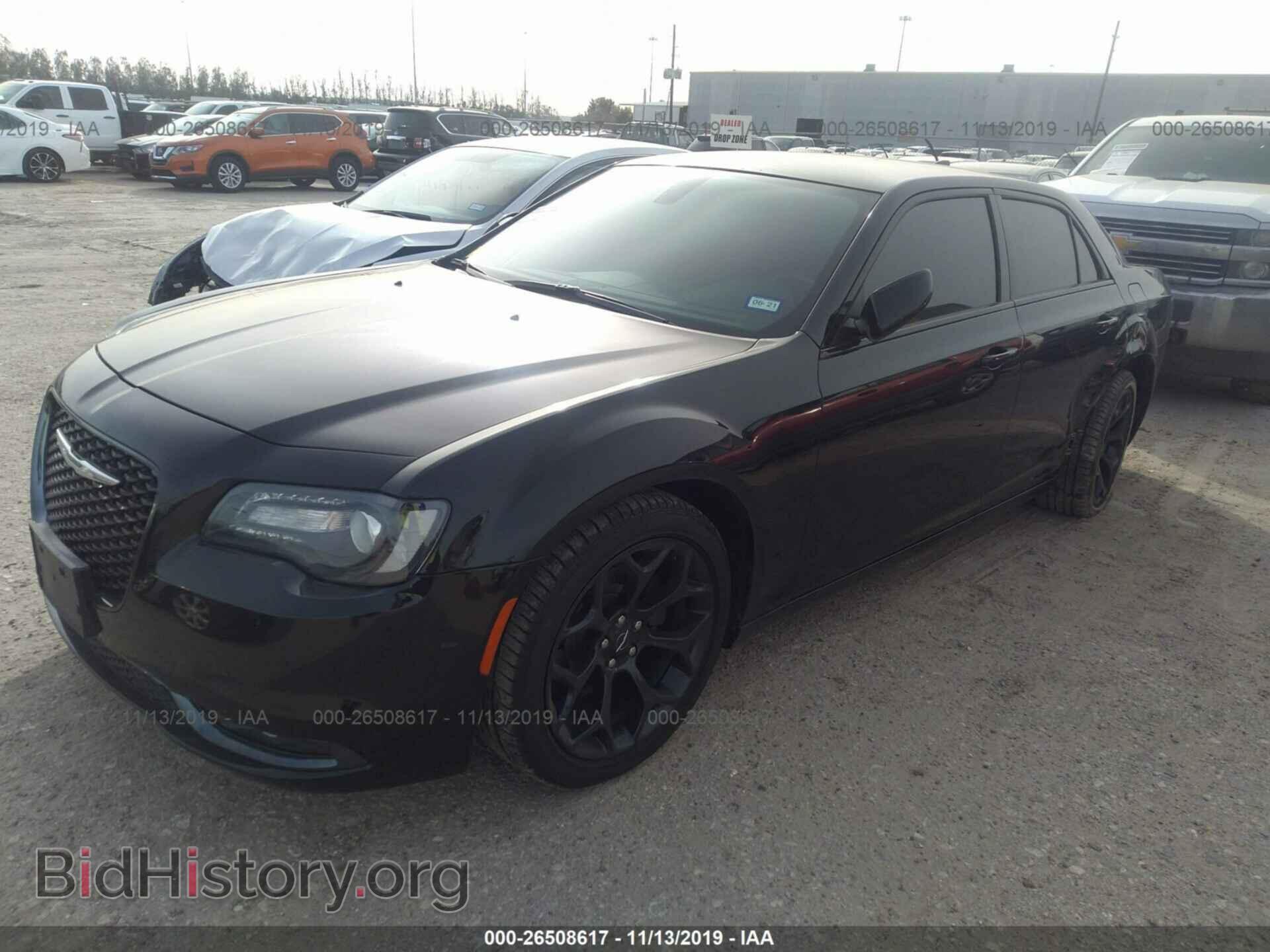 2019 CHRYSLER 300 - VIN: 2C3CCABG9KH682822 - Фото 2