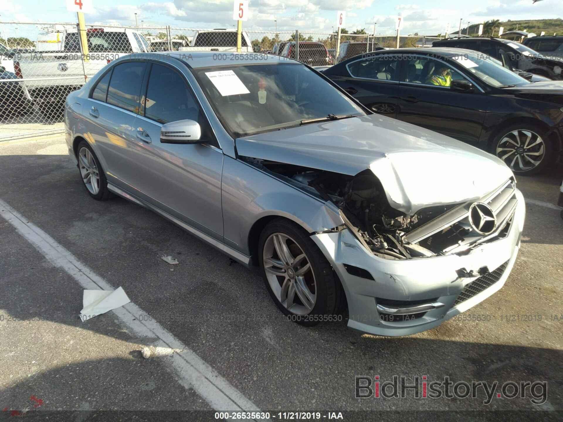 Photo WDDGF4HB1DR263051 - MERCEDES-BENZ C 2013