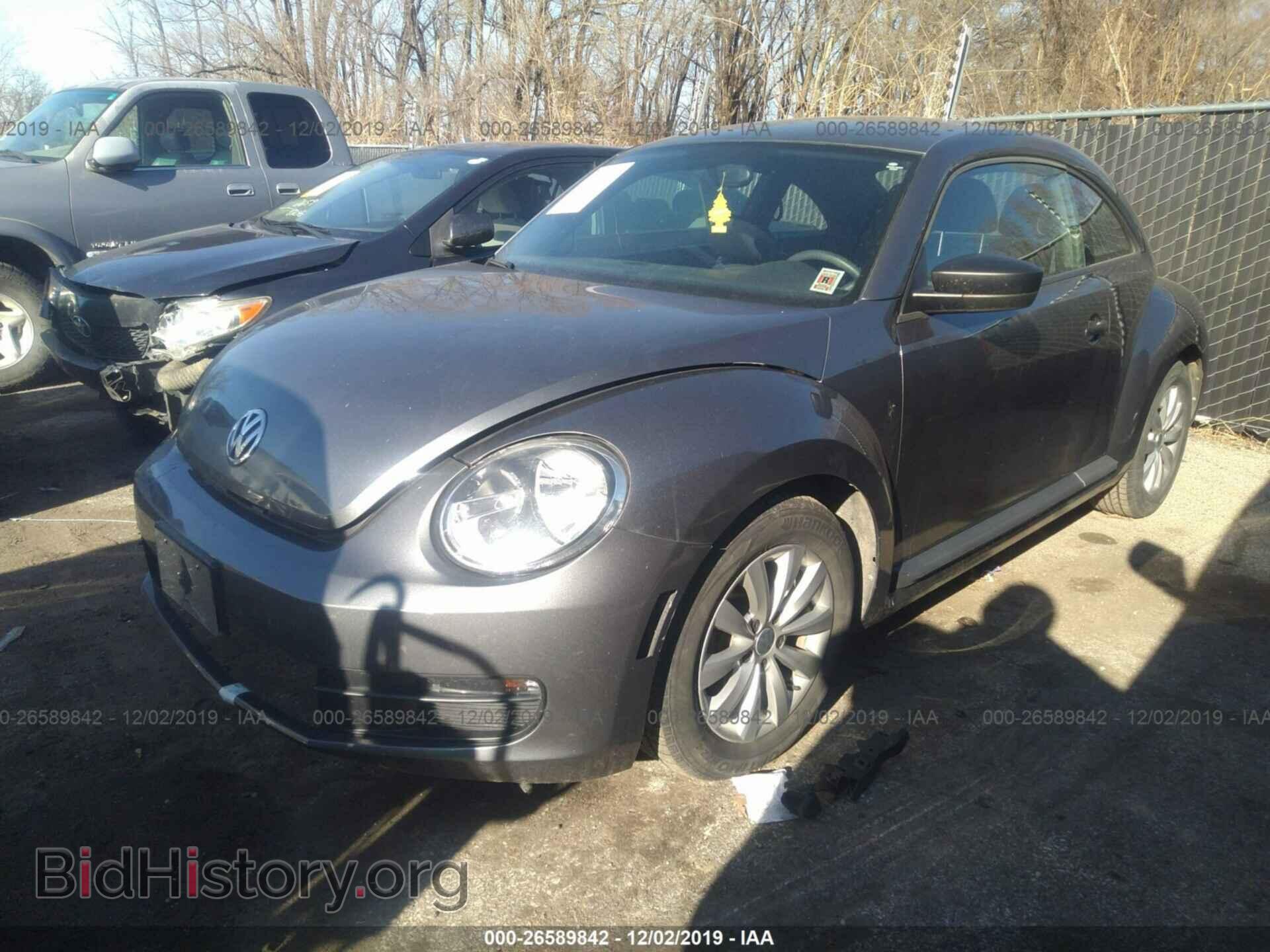 2014 Volkswagen Beetle - VIN: 3VWFP7AT5EM600957 - Фото 2
