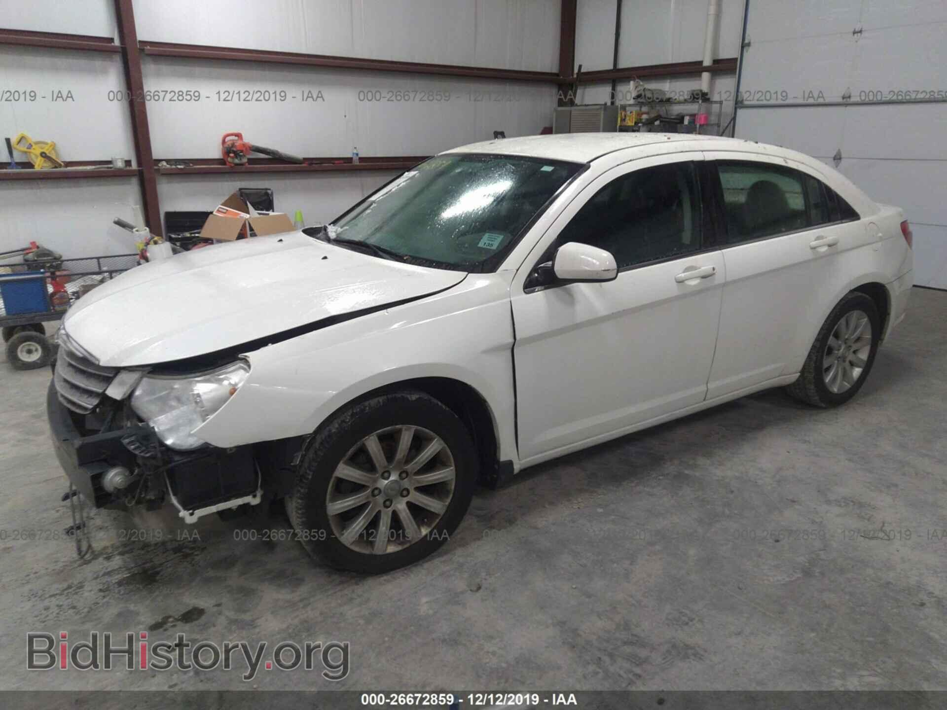 2010 CHRYSLER SEBRING - VIN: 1C3CC5FB1AN219925 - Фото 2