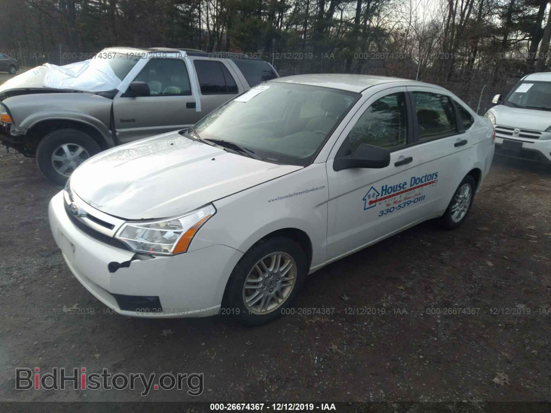 2011 Ford Focus - VIN: 1FAHP3FN6BW105800 - Фото 2