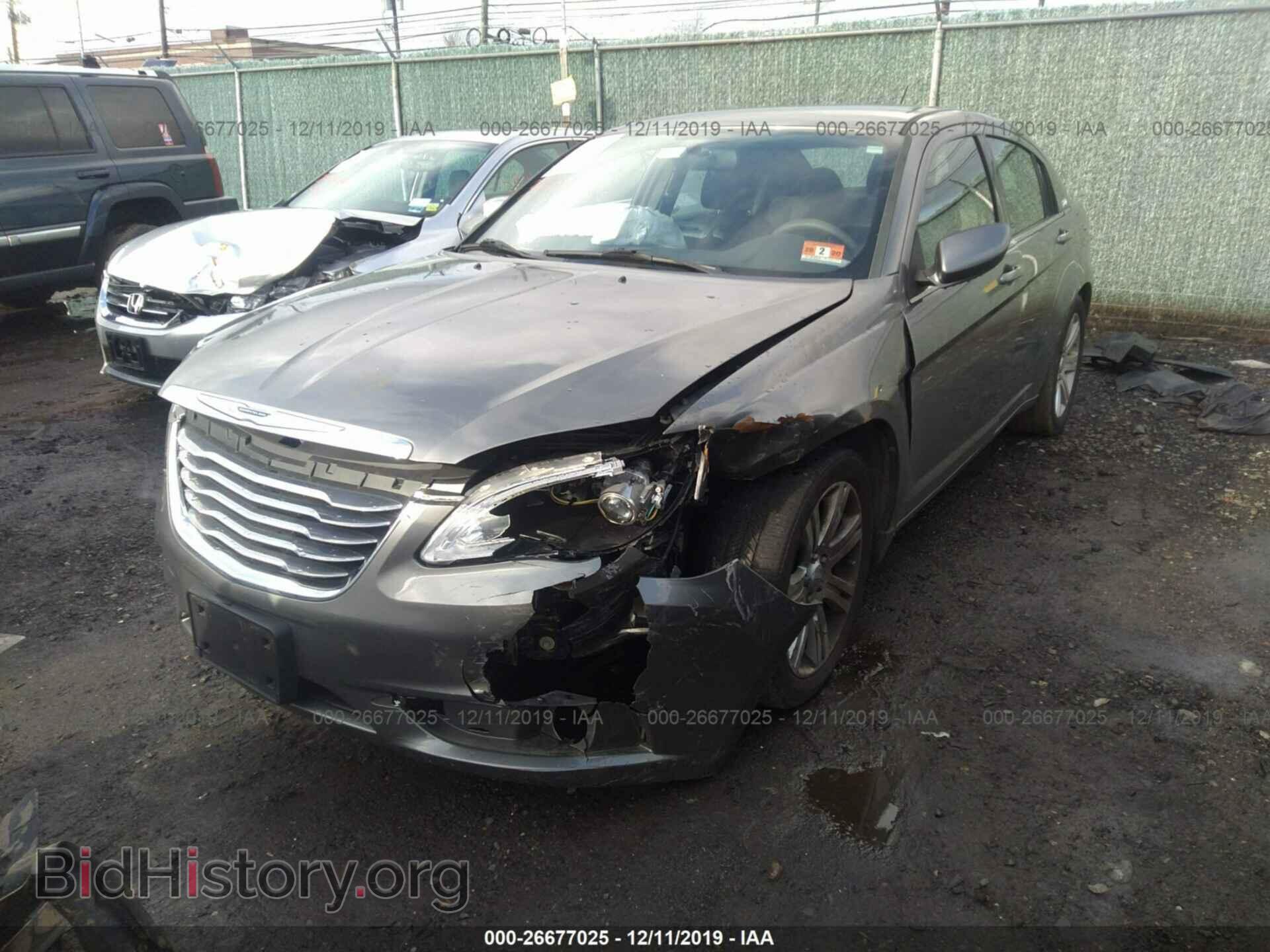 2013 CHRYSLER 200 - VIN: 1C3CCBAB8DN698144 - Фото 2