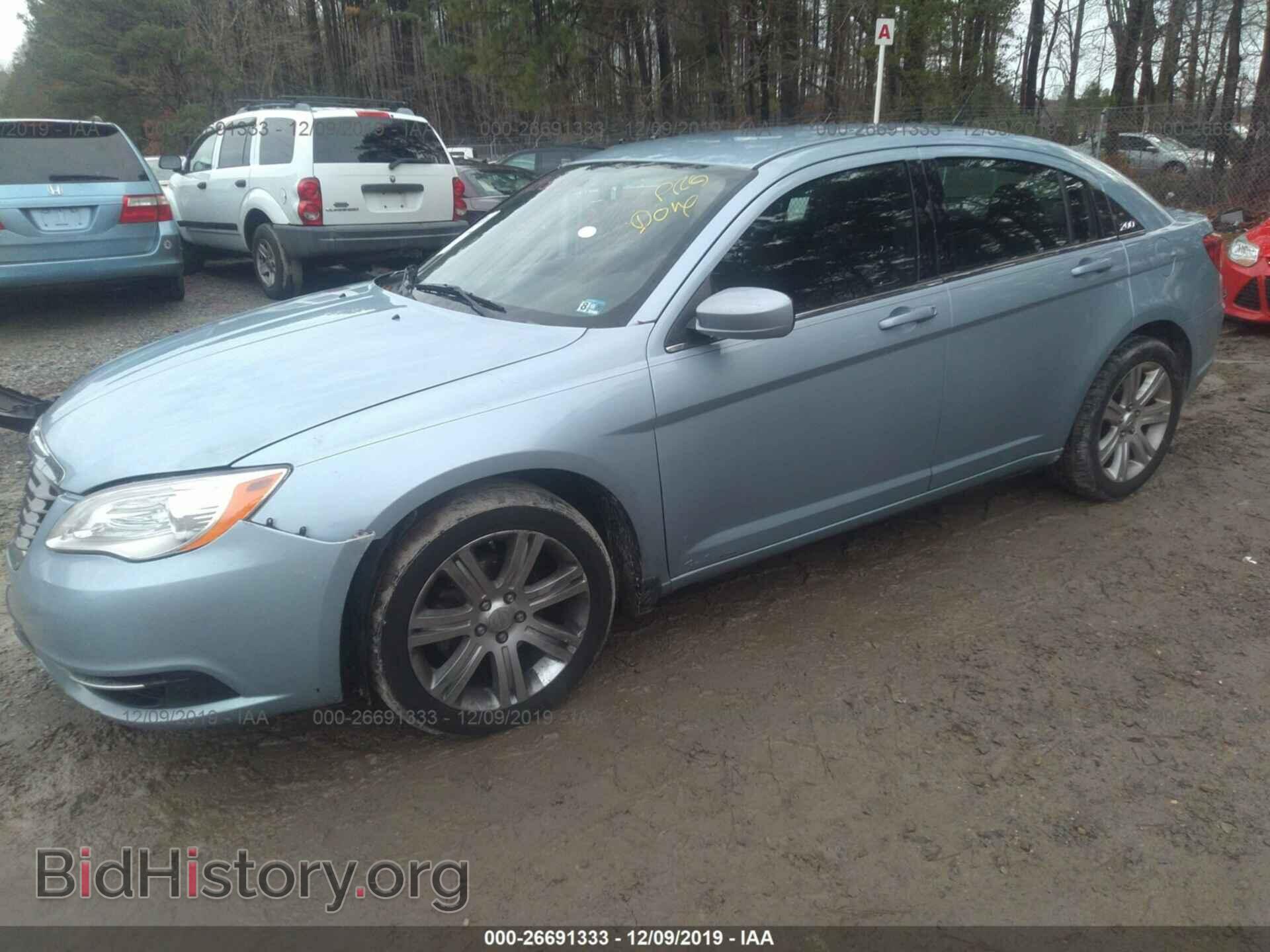 2013 Chrysler 200 - VIN: 1C3CCBBB0DN735752 - Фото 2