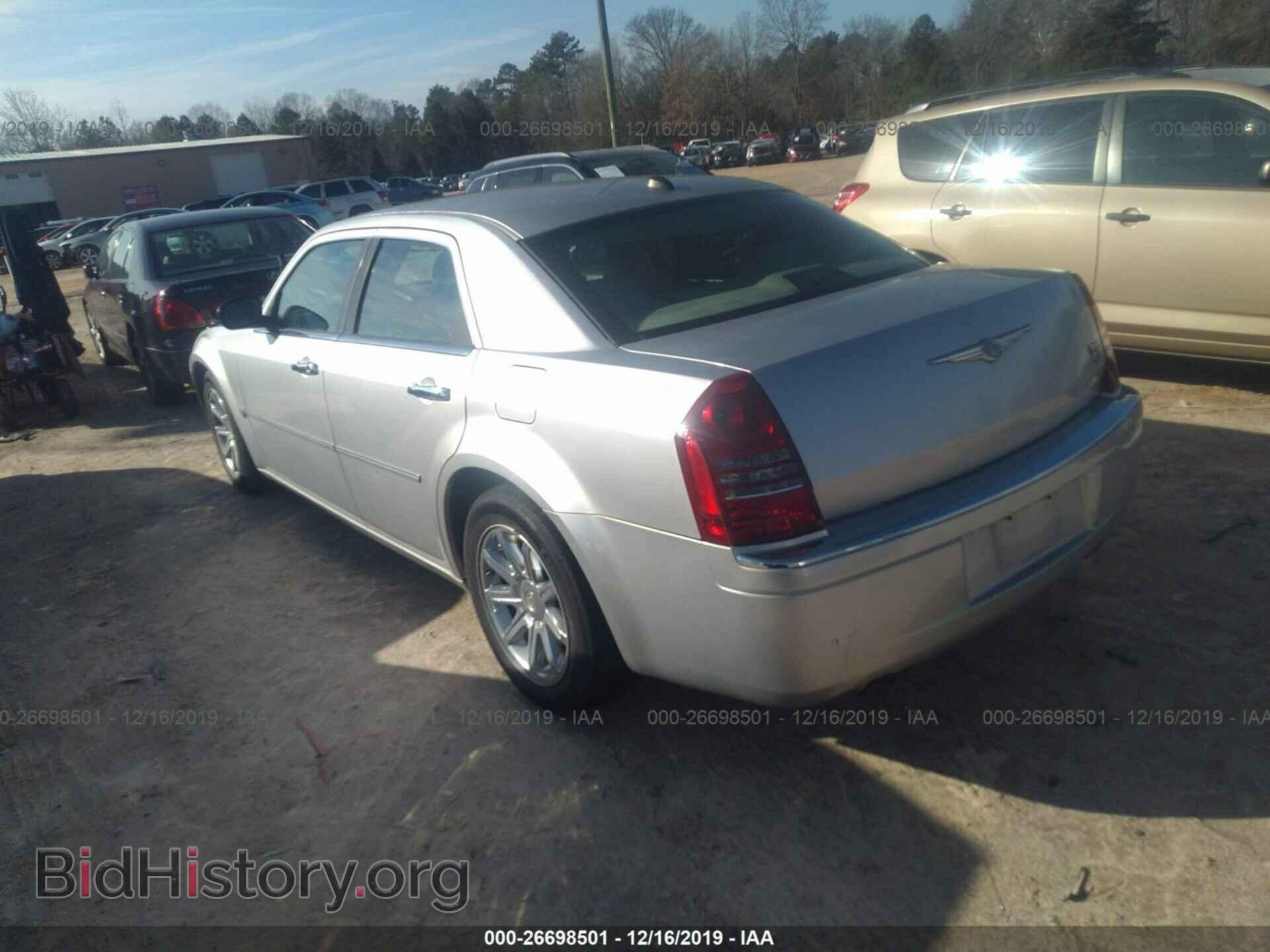 2006 CHRYSLER 300C - VIN: 2C3KA63H56H225355 - Фото 3
