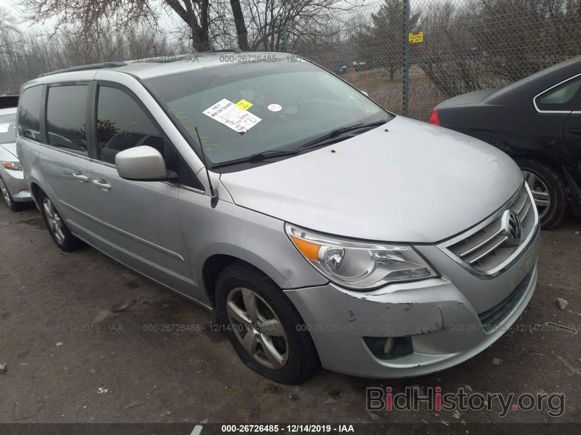 Photo 2V4RW5DG9BR698584 - VOLKSWAGEN ROUTAN 2011