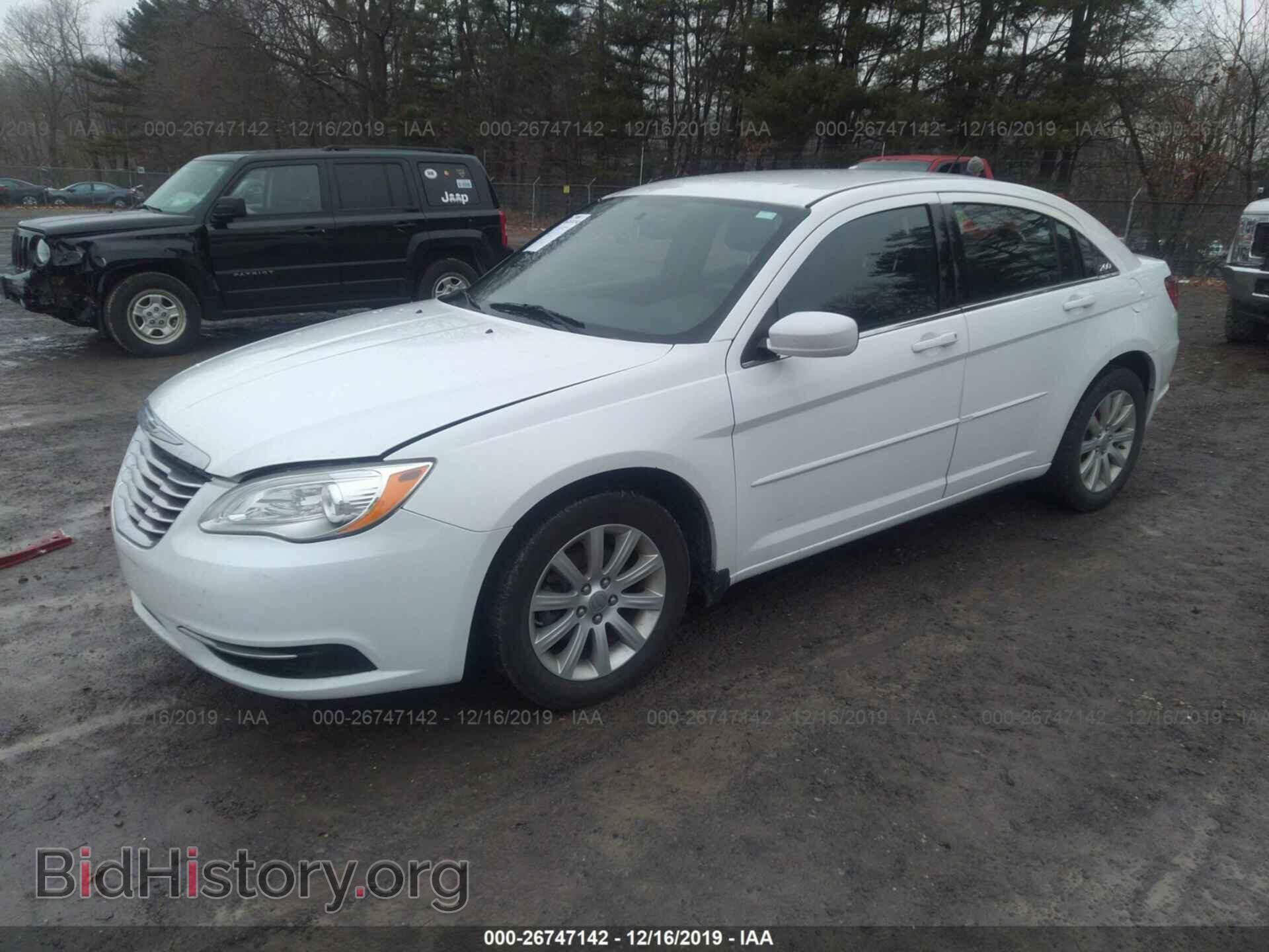 2013 Chrysler 200 - VIN: 1C3CCBBBXDN732065 - Photo 2