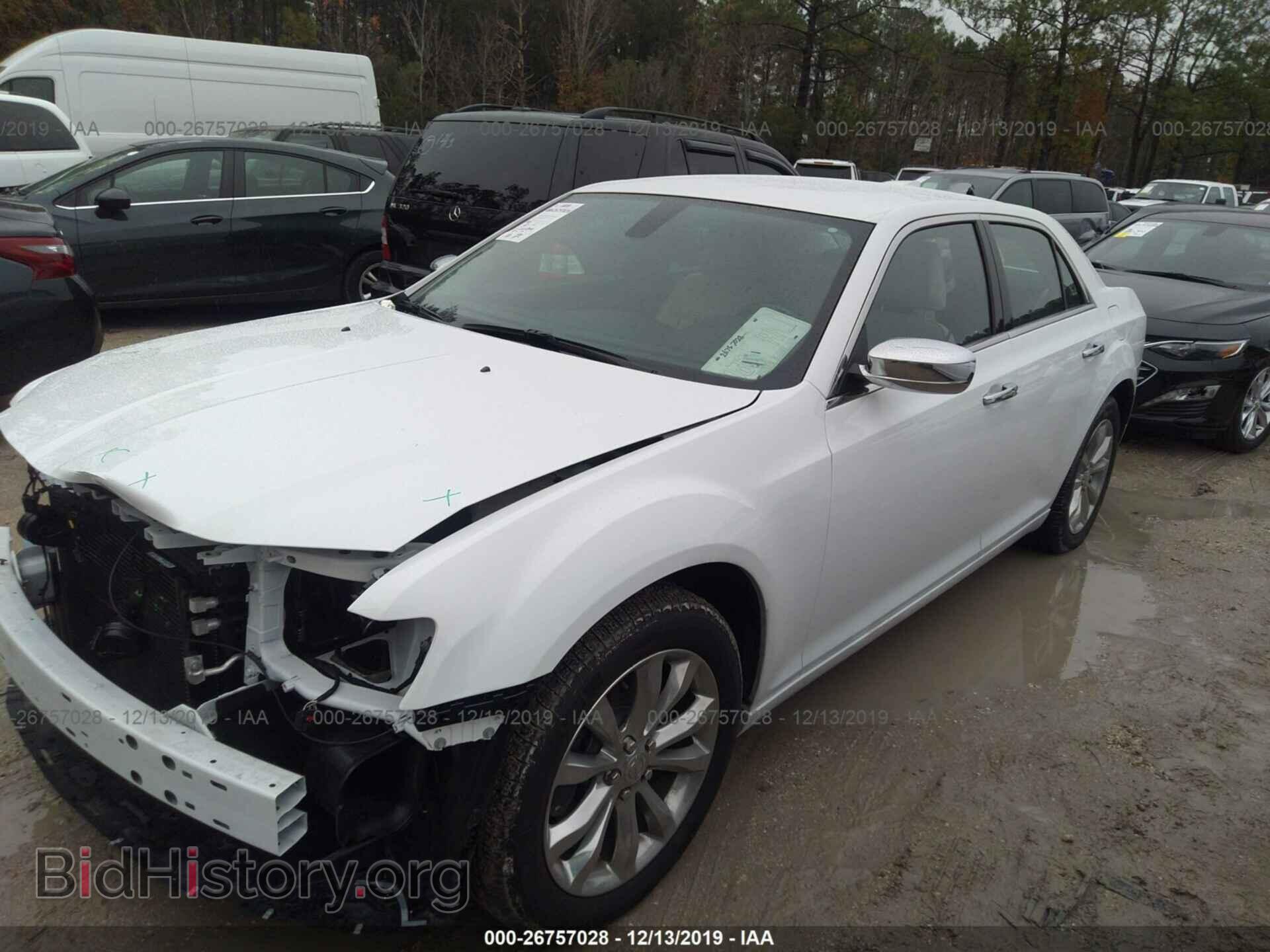 2019 CHRYSLER 300 - VIN: 2C3CCAKG3KH690866 - Фото 2