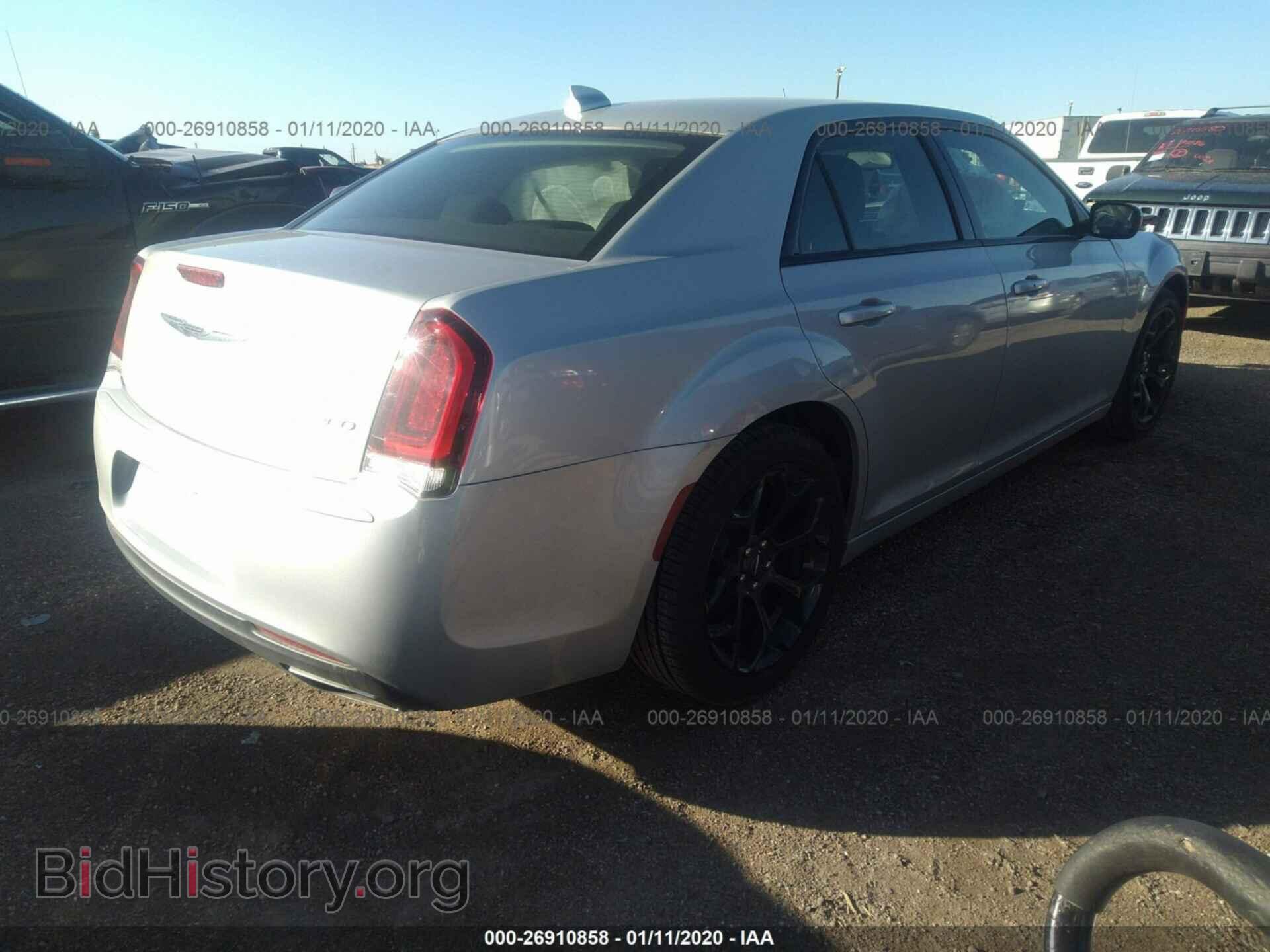 2019 CHRYSLER 300 - VIN: 2C3CCAAG0KH679180 - Фото 4