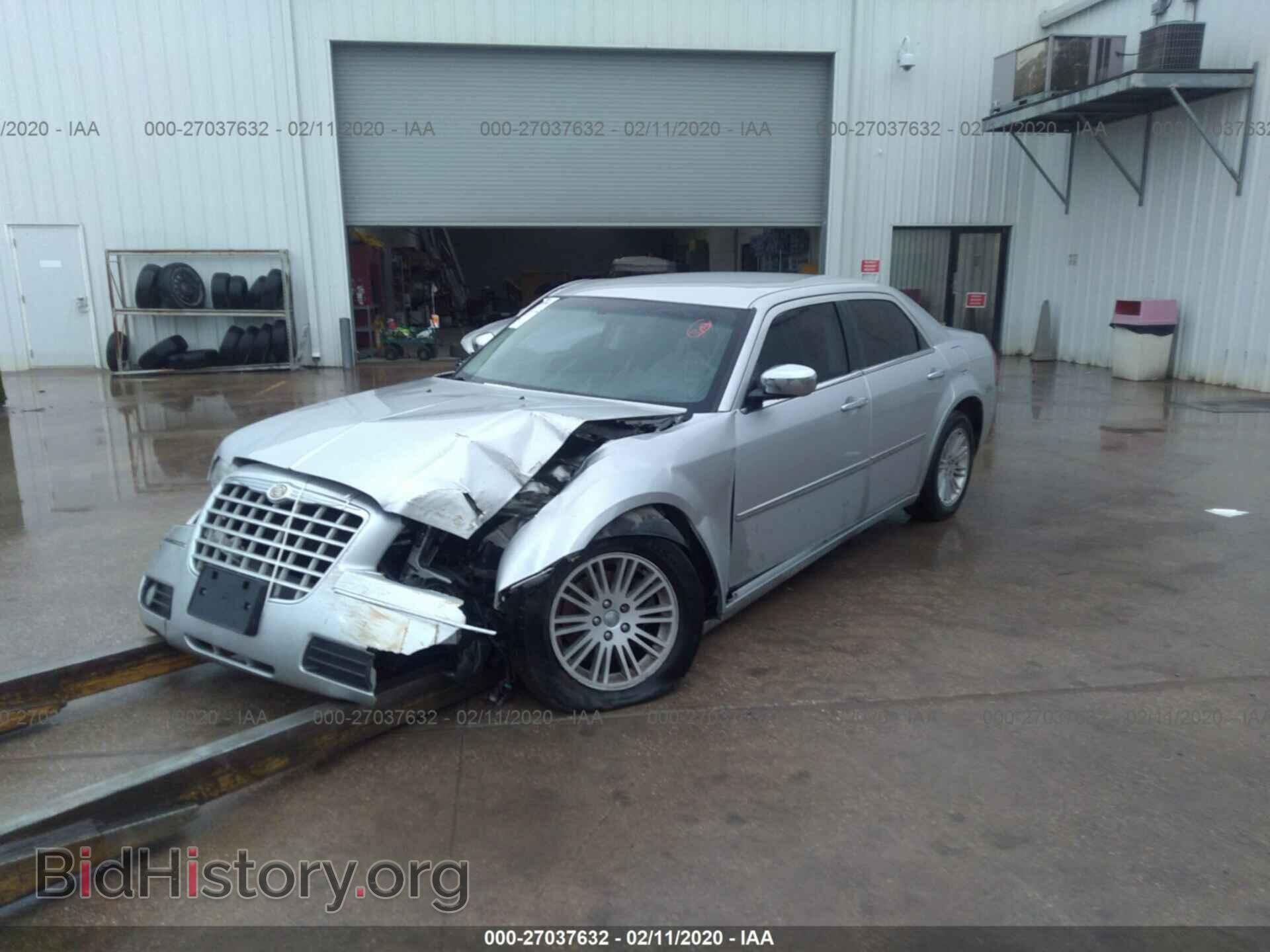 2010 CHRYSLER 300 - VIN: 2C3CA5CV9AH297107 - Фото 2