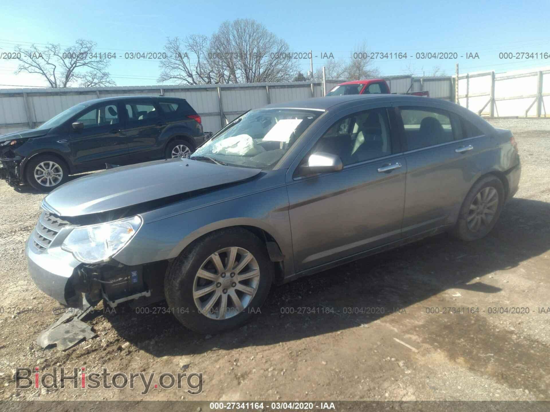 2010 CHRYSLER SEBRING - VIN: 1C3CC5FB1AN213798 - Фото 2