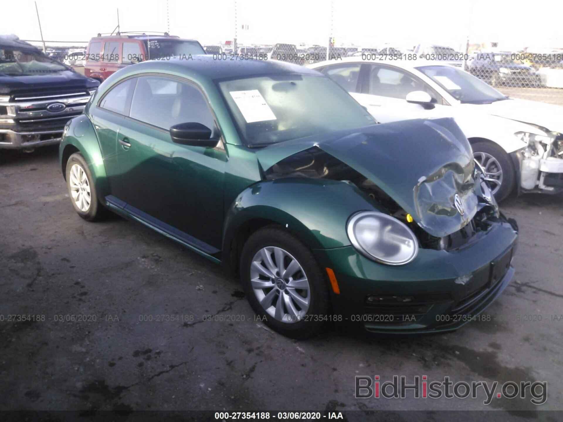 Photo 3VWF17AT4HM618274 - VOLKSWAGEN BEETLE 2017