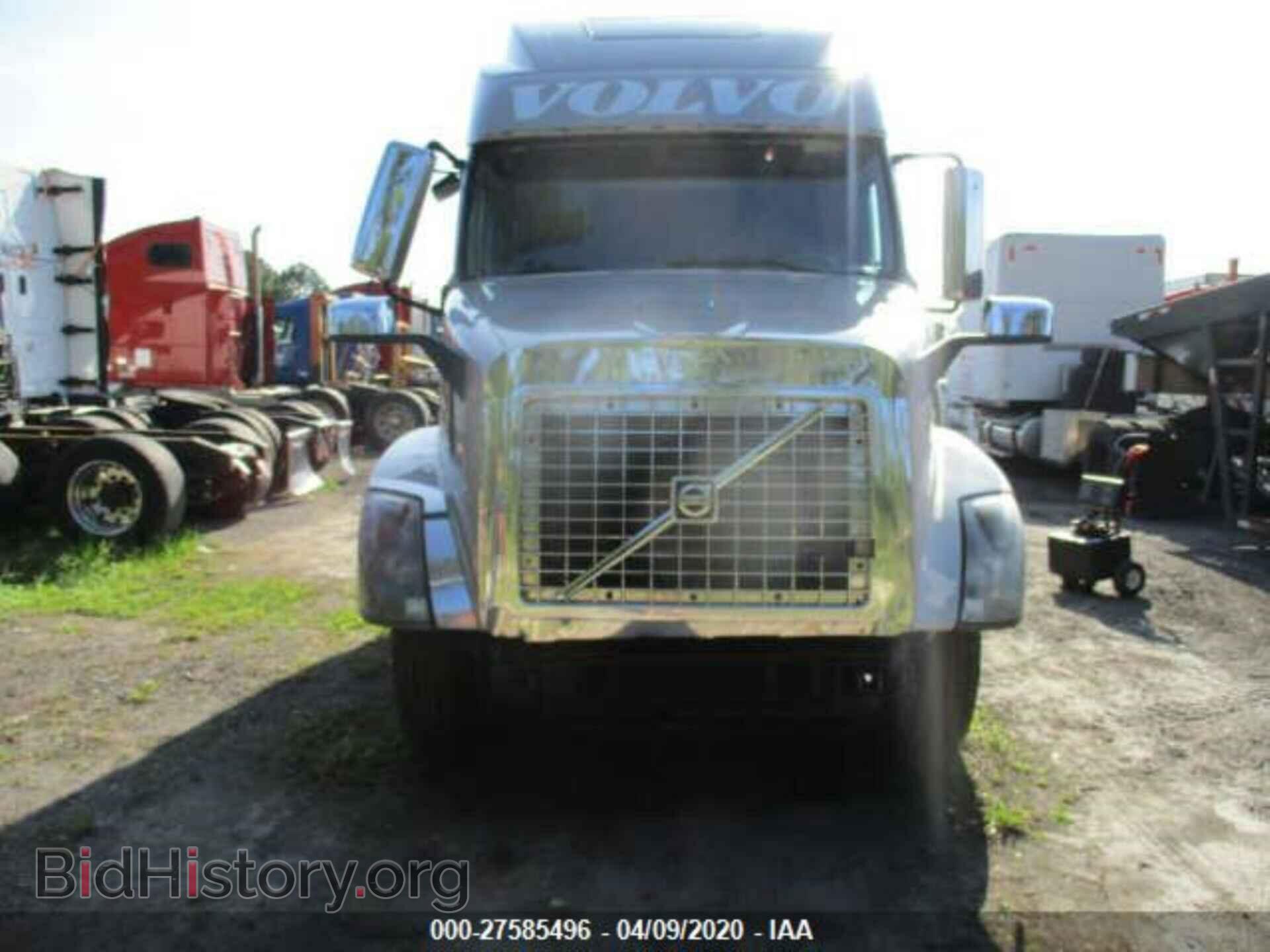 2011 VOLVO VN - VIN: 4V4NC9EJ4BN531098 - Фото 2