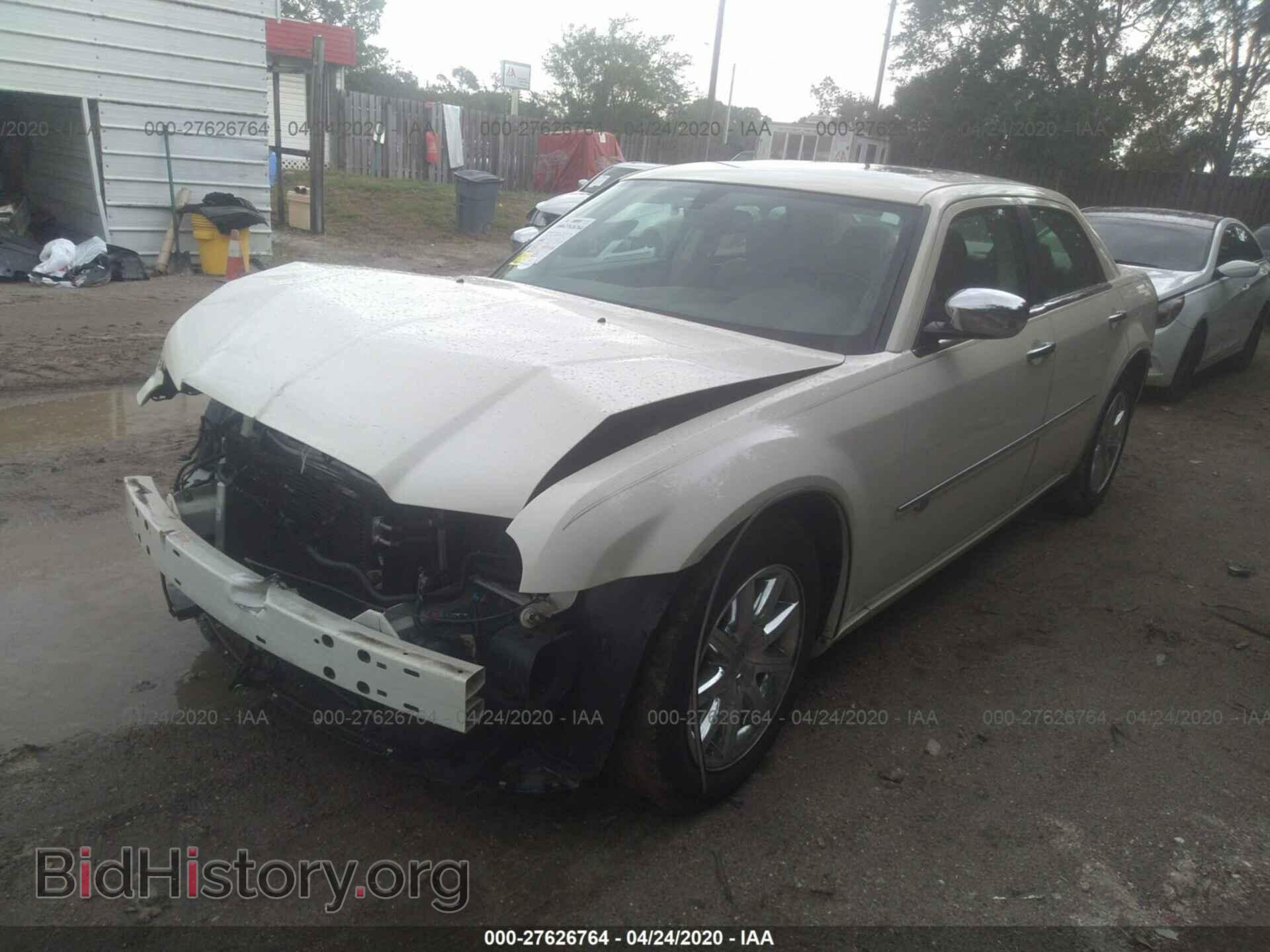 2008 CHRYSLER 300C - VIN: 2C3KA63H88H236515 - Фото 2