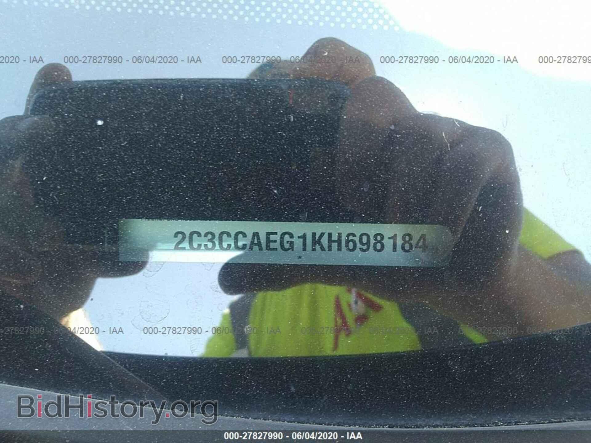 2019 CHRYSLER 300 - VIN: 2C3CCAEG1KH698184 - Фото 9